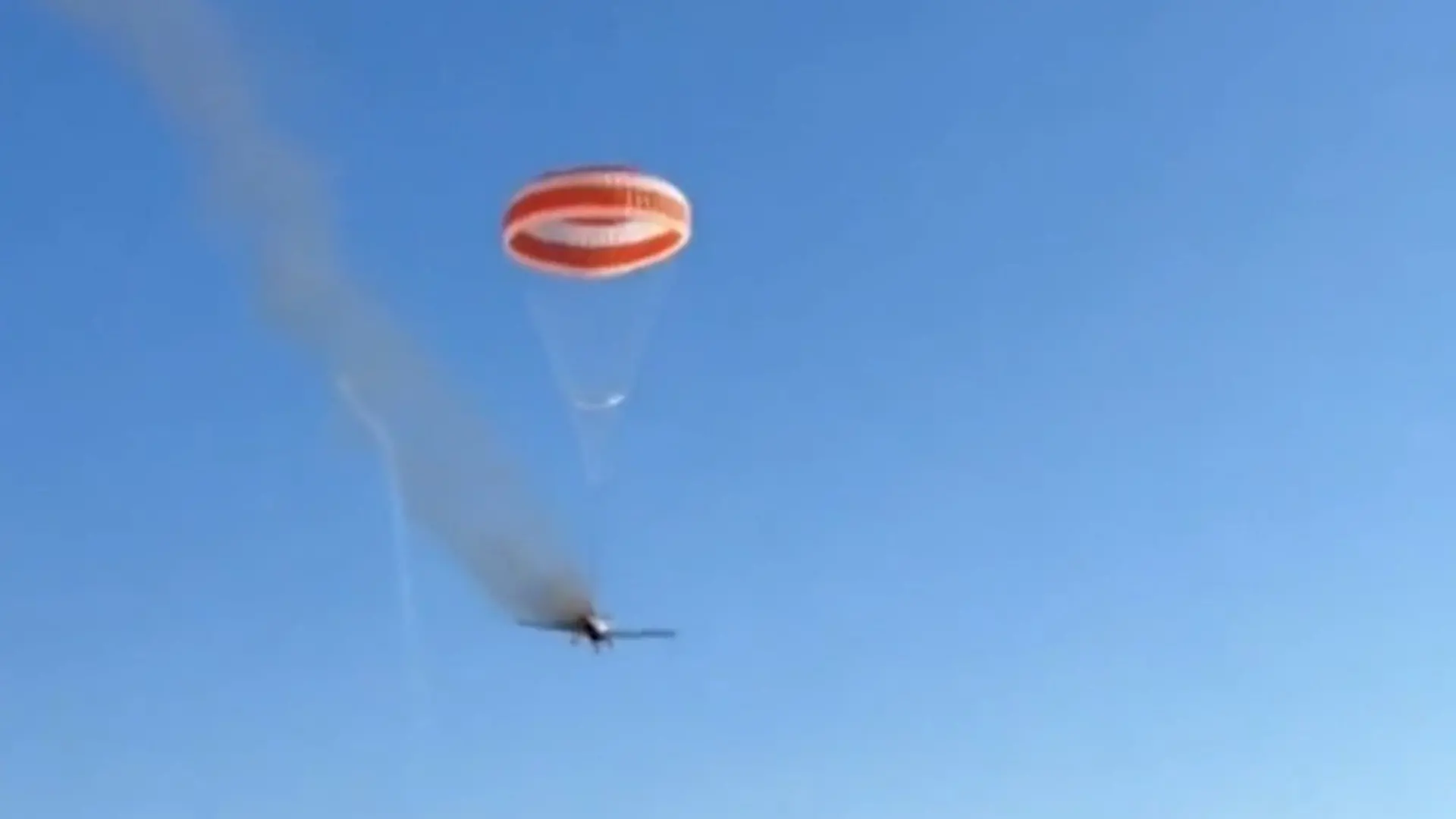 Flugzeug fängt in der Luft plötzlich Feuer! Pilot kann sich nur SO retten Absturz in Brasilien
