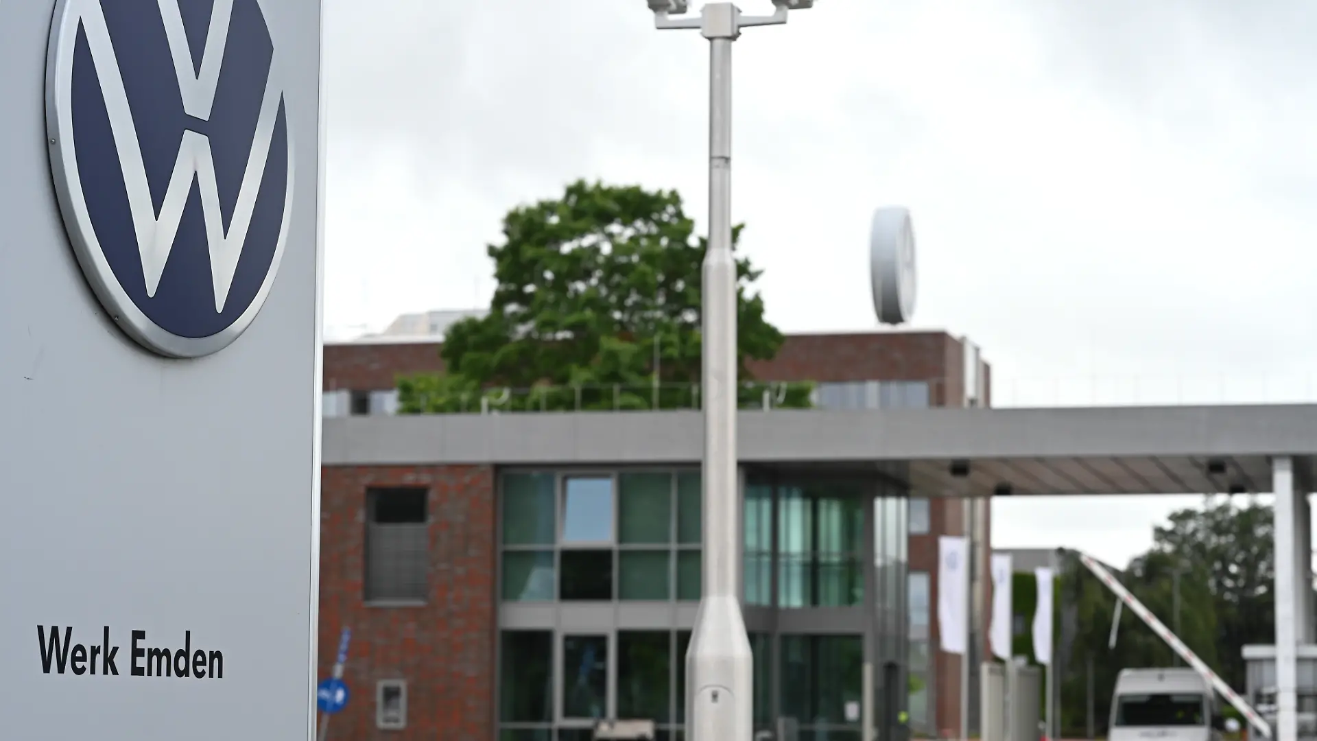 Ein Schild weist auf das Volkswagenwerk Emden hin. (zu dpa: «VW-Werke in Gefahr? Vorstand Blume in Emden und Zwickau») +++ dpa-Bildfunk +++