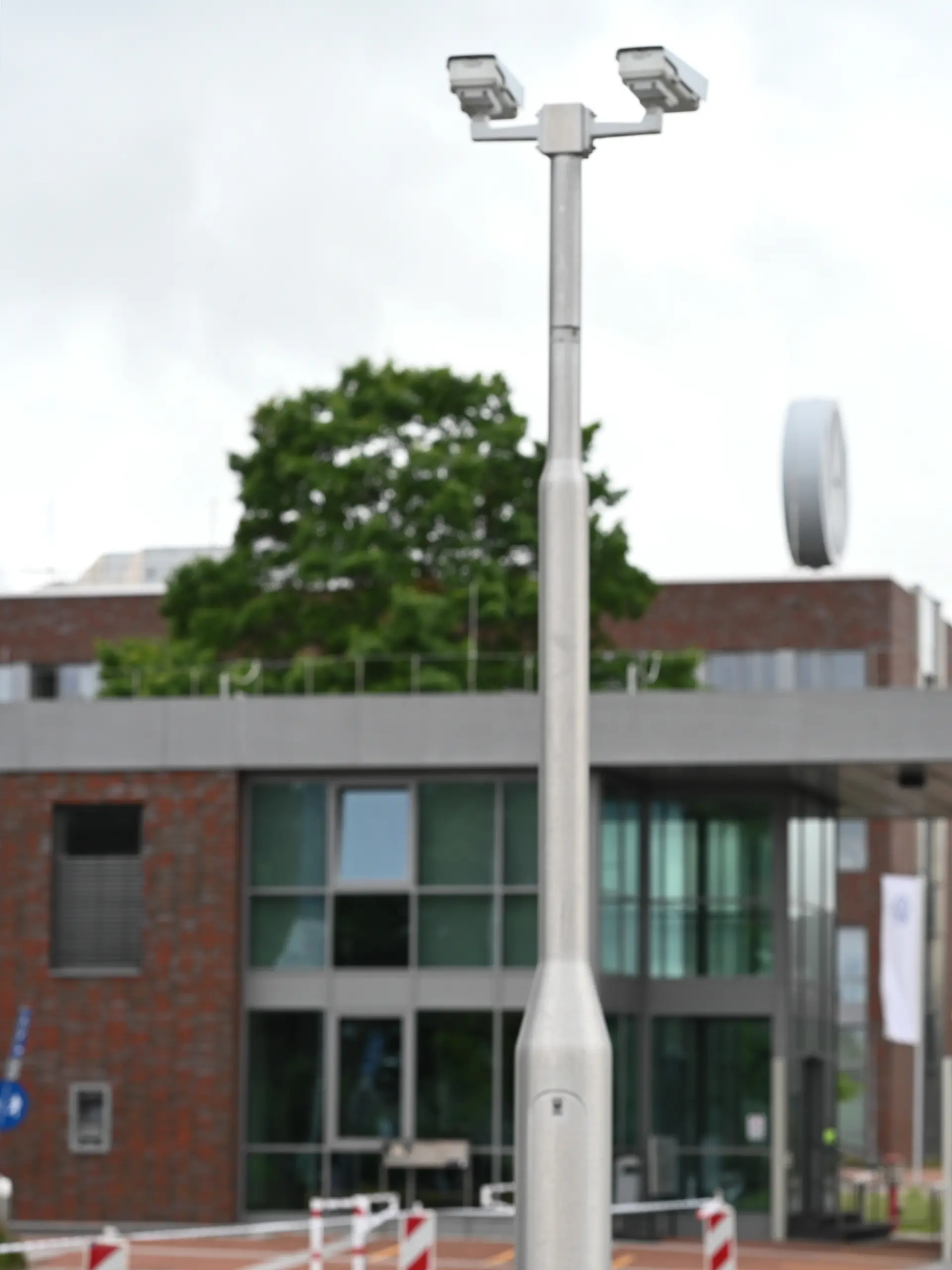 Ein Schild weist auf das Volkswagenwerk Emden hin. (zu dpa: «VW-Werke in Gefahr? Vorstand Blume in Emden und Zwickau») +++ dpa-Bildfunk +++