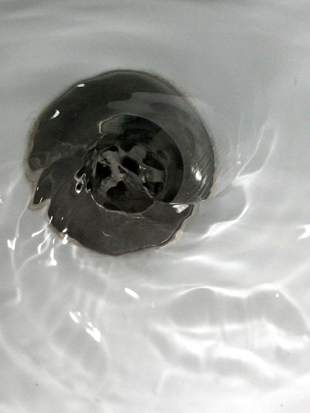 Water bills set to rise. A general view of water going down a plughole. Picture date: Monday August 11, 2008. Households were today warned of water bill hikes after firms submitted their draft business plans to regulator Ofwat. The UK's largest water and wastewater services company, Thames Water, announced it expects to raise bills by around 3. Foto: Peter Byrne +++(c) dpa - Report+++