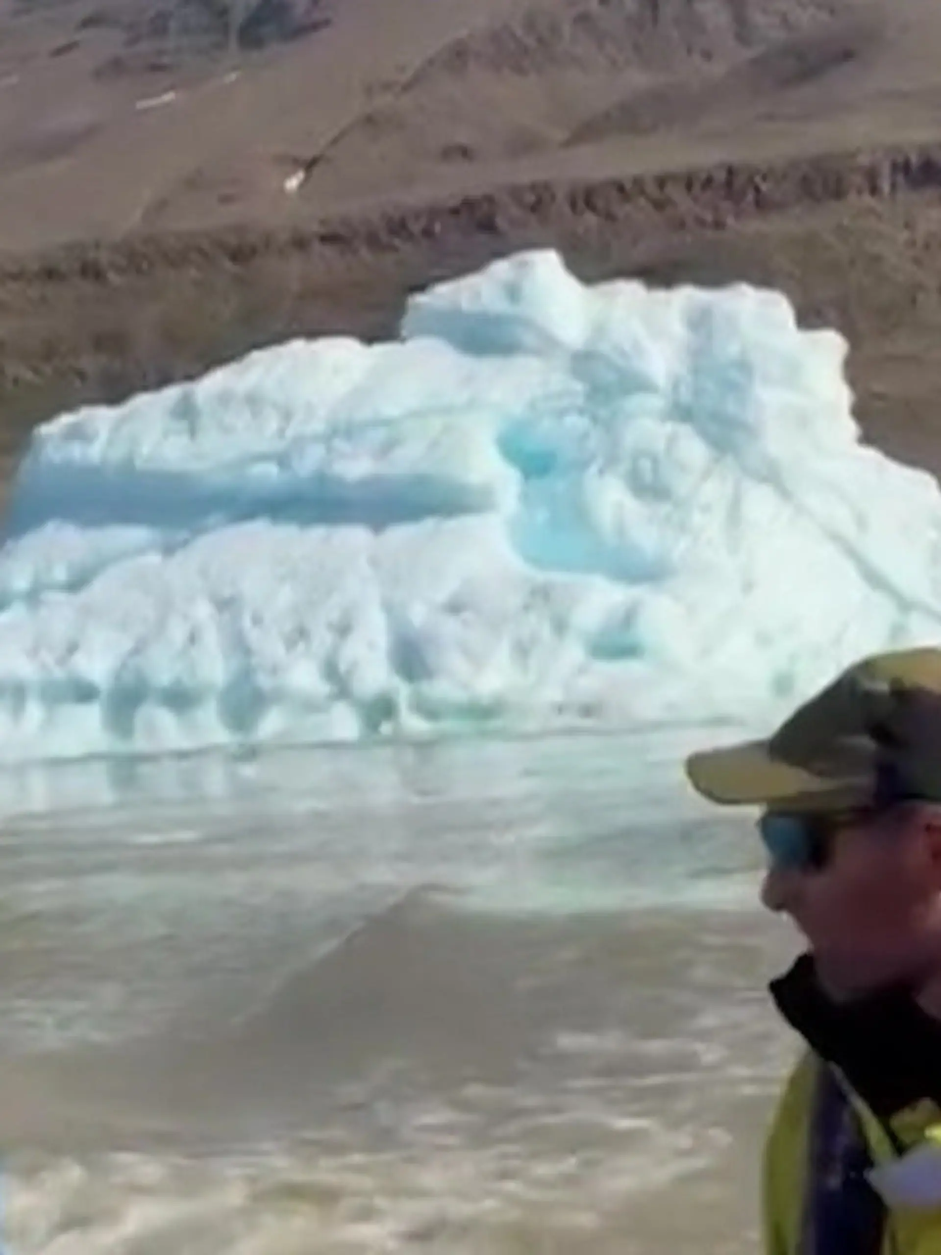 Bild zu: "Gefahr bei Expedition! Riesiger Eisberg kippt – direkt vor Touristenboot"