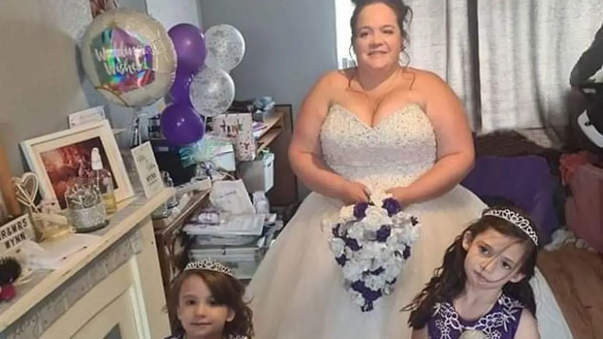 Alsion im Brautkleid zusammen mit zwei ihrer Kinder