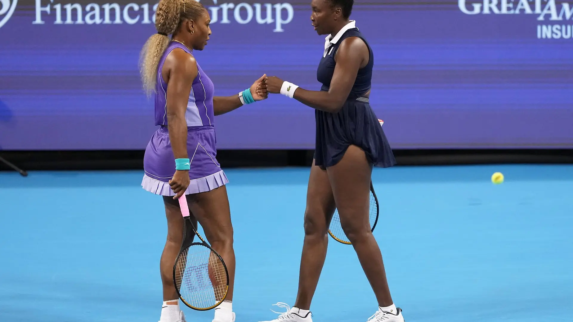 Serena Williams (l) und Venus Williams werden auch bei den US Open im Doppel antreten. (Archivbild)