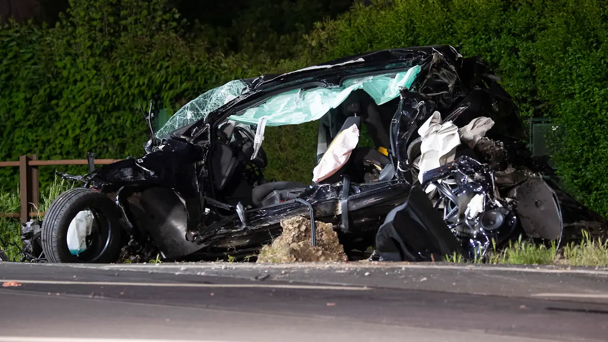 07.05.2020, Hessen, Frankfurt/Main: Ein völlig zerstörter PKW liegt nach einem tödlichen Verkehrsunfall im Frankfurter Stadtteil Nied neben den Gleisen. Bei dem Zusammenstoß mit einem Zug der Hessischen Landesbahn wurde eine Fußgängerin getötet. Zwei weitere Menschen wurden schwer verletzt. Ein Zug rammte aus bislang unbekannten Gründen an einem Bahnübergang ein Auto, eine Person auf einem Fahrrad sowie eine Fußgängerin, wie ein Sprecher der Polizei sagte. Foto: Boris Roessler/dpa +++ dpa-Bildfunk +++