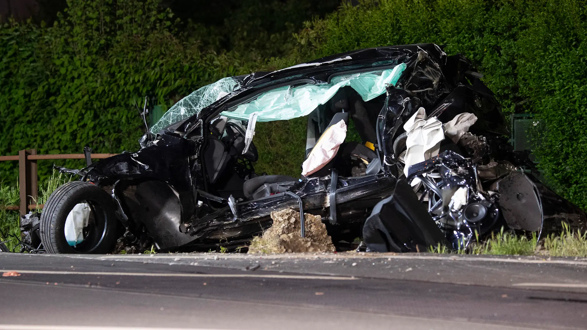 07.05.2020, Hessen, Frankfurt/Main: Ein völlig zerstörter PKW liegt nach einem tödlichen Verkehrsunfall im Frankfurter Stadtteil Nied neben den Gleisen. Bei dem Zusammenstoß mit einem Zug der Hessischen Landesbahn wurde eine Fußgängerin getötet. Zwei weitere Menschen wurden schwer verletzt. Ein Zug rammte aus bislang unbekannten Gründen an einem Bahnübergang ein Auto, eine Person auf einem Fahrrad sowie eine Fußgängerin, wie ein Sprecher der Polizei sagte. Foto: Boris Roessler/dpa +++ dpa-Bildfunk +++