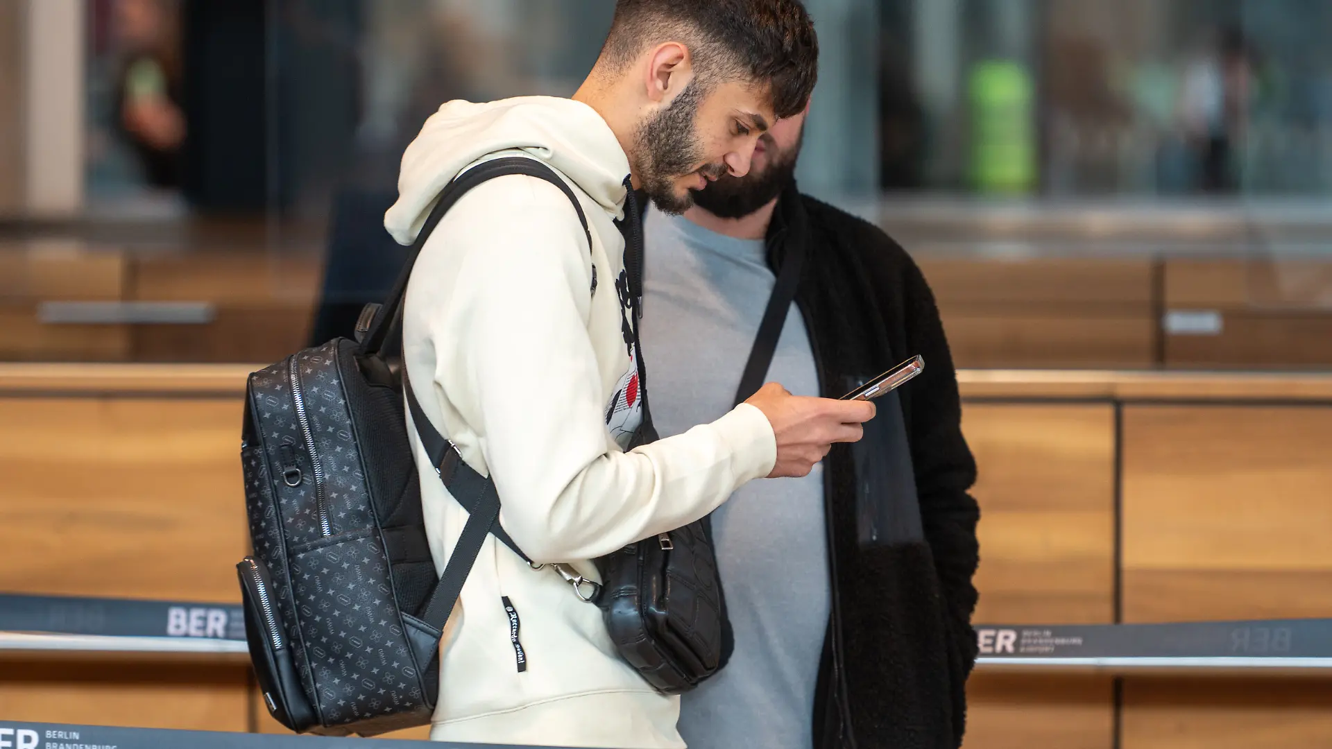 Der Influencer Atallah Younes steht am Flughafen Berlin Brandenburg (BER) vor seiner Abreise nach Amman (Jordanien) am Check-in. Nach seiner Verurteilung zu einer Bewährungsstrafe verlässt der Influencer, der eine Silvesterrakete auf eine Berliner Wohnung abgeschossen hat, Deutschland.
