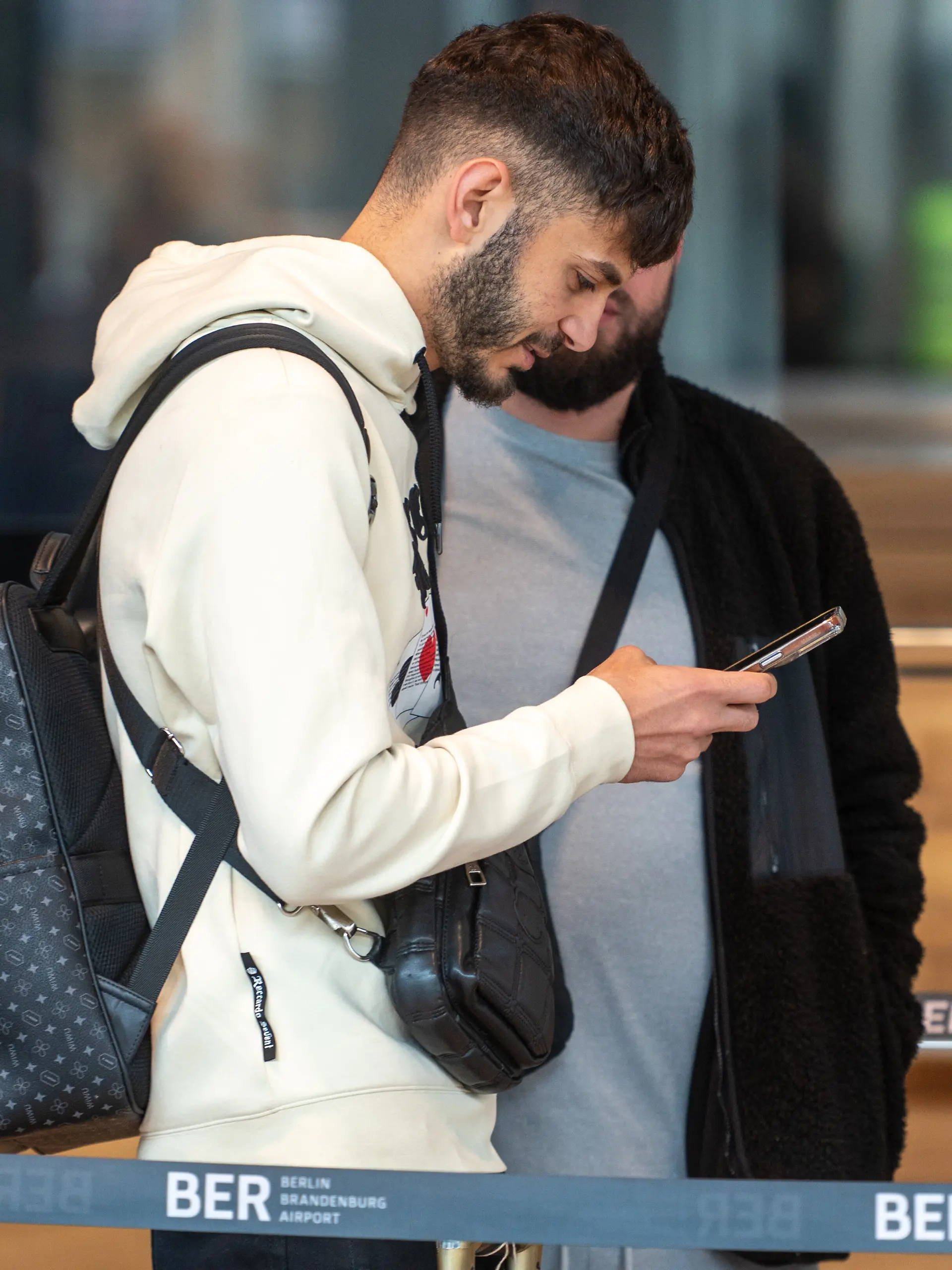 Der Influencer Atallah Younes steht am Flughafen Berlin Brandenburg (BER) vor seiner Abreise nach Amman (Jordanien) am Check-in. Nach seiner Verurteilung zu einer Bewährungsstrafe verlässt der Influencer, der eine Silvesterrakete auf eine Berliner Wohnung abgeschossen hat, Deutschland.