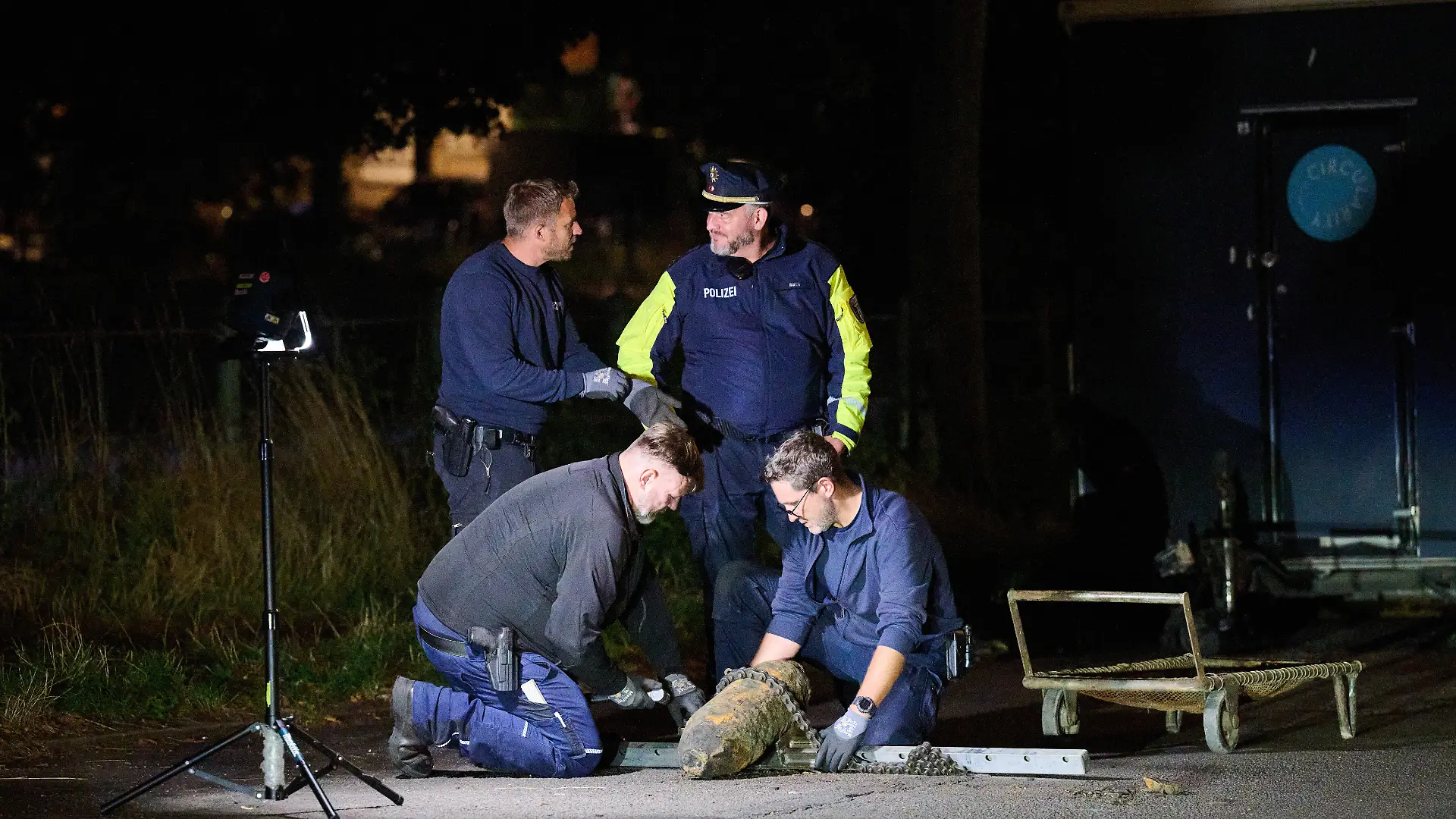Polizeibeamten des Kampfmittelbeseitigungsdienstes stehen an einer entschärften Bombe. Im Kanal wurde eine Fliegerbombe aus dem Zweiten Weltkrieg gefunden.