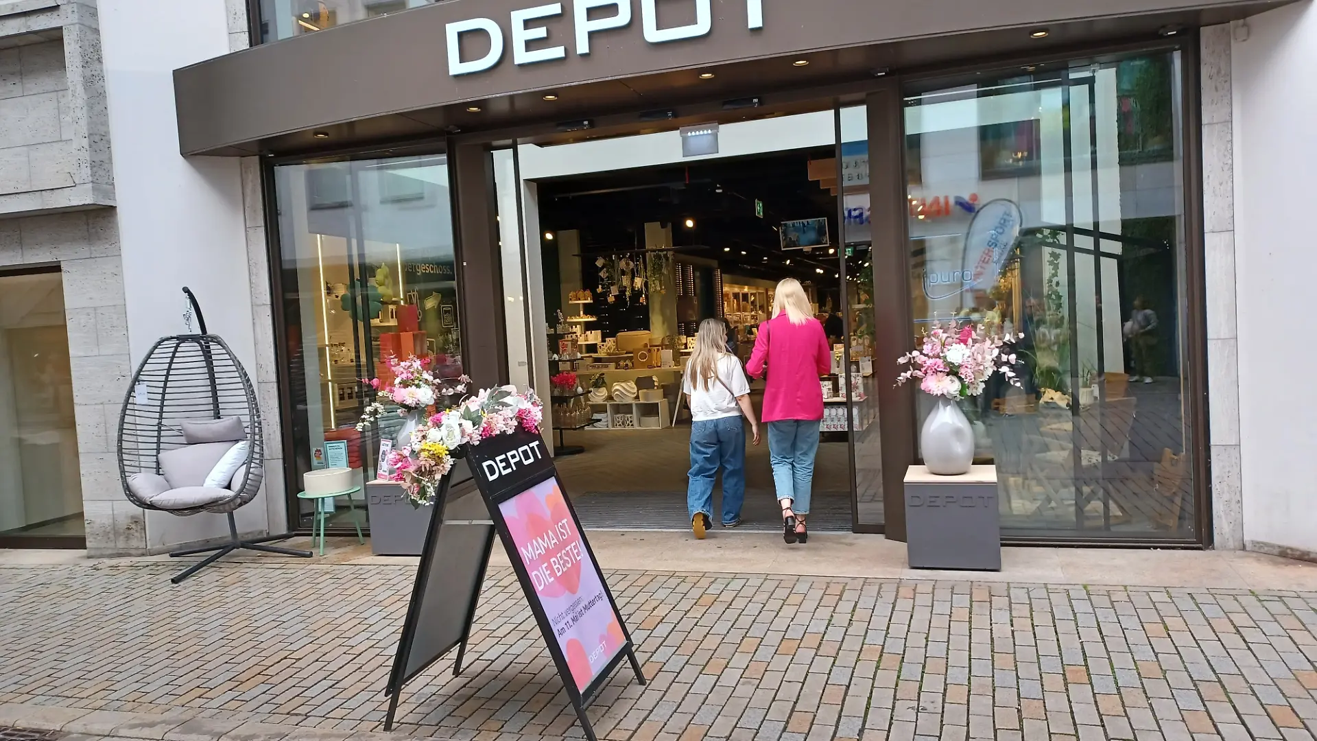 Feature / Symbol: DEPOT 05/25 thg Eine Filiale von DEPOT in Bielefeld im Mai 2025 Deutschland deutsch deutsche deutscher deutsches Wohnaccessoires Kleinmöbel Textilien Verkauf kaufen einkaufen Einzelhandel Geschäft Handel Laden Einzelhandelsunternehmen Ladenkette Kette Unternehmen Fußgängerzone Schaufenster Passanten Innenstadt City Gries Deco Holding GmbH Passanten german store quer draußen