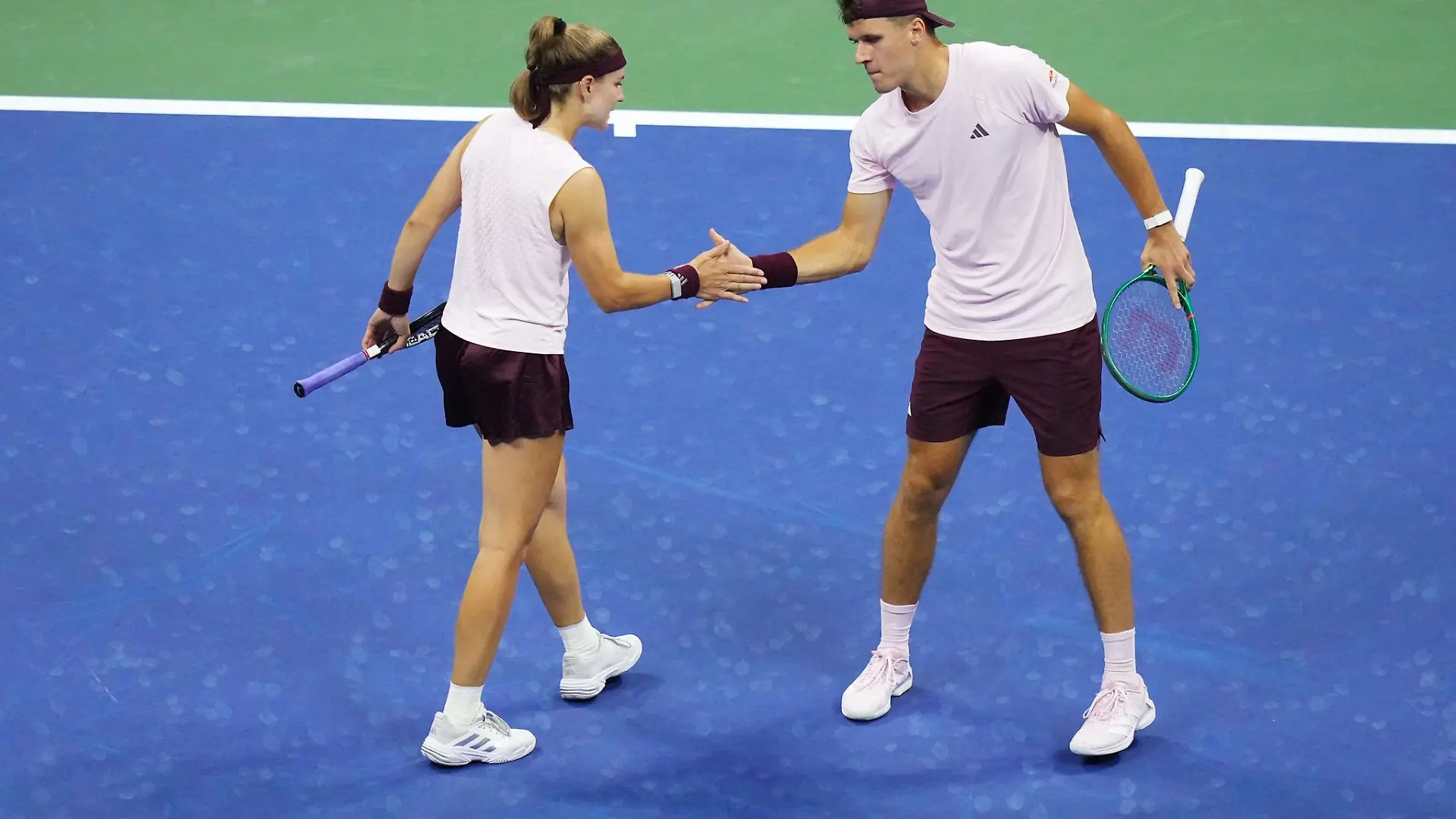 Mensik (rechts) und Muchova dominierten den ersten Satz und holen im Tiebreak den Titel.