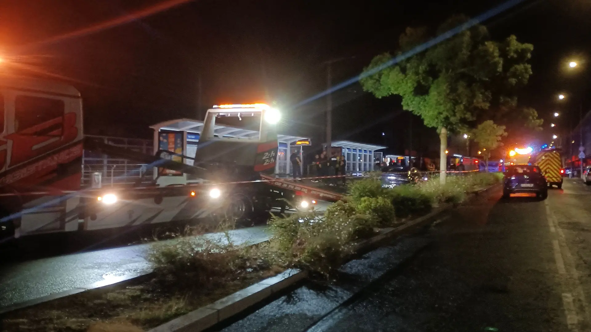 Auto rast in Frankreich in Menschenmenge