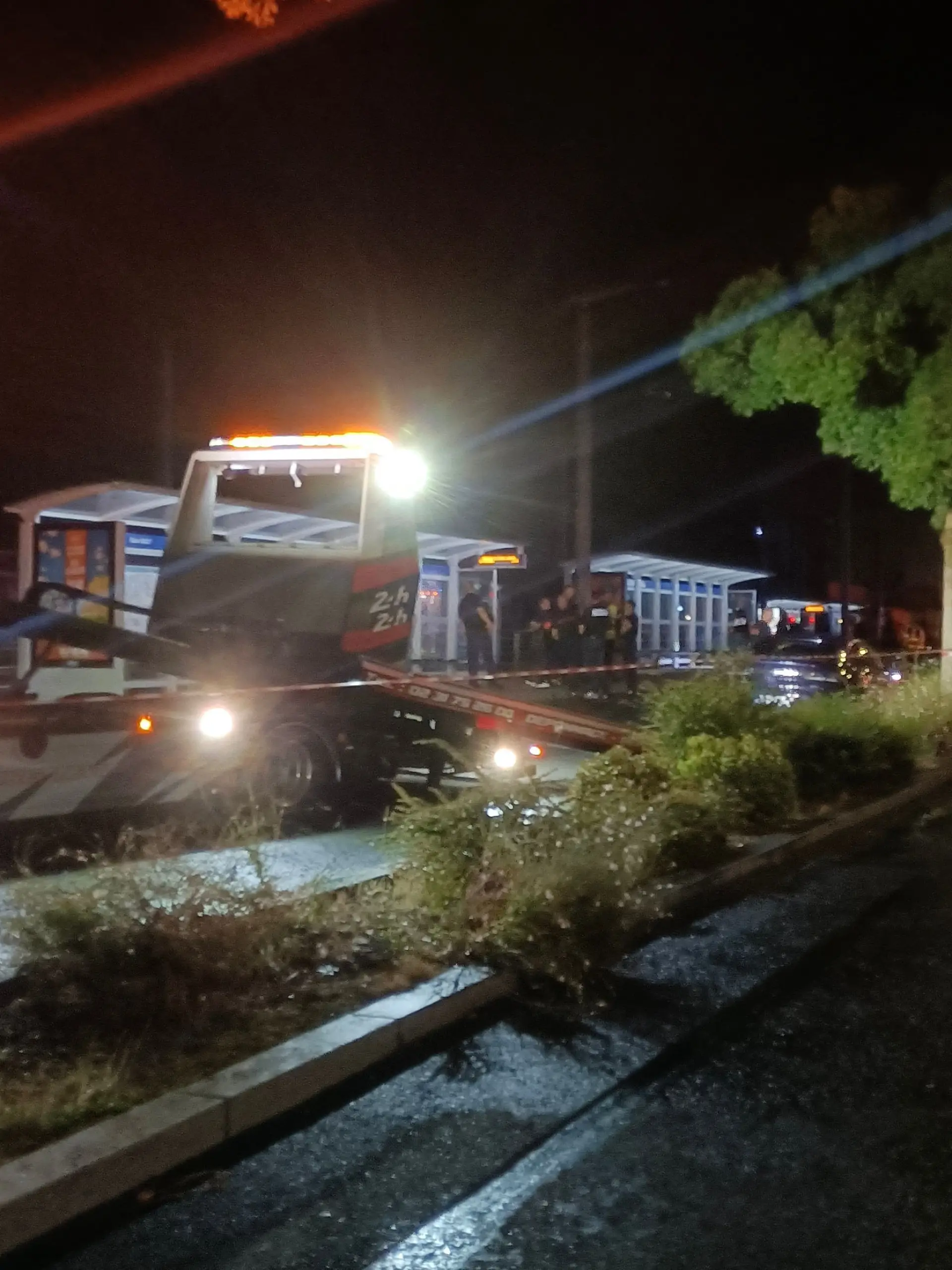 Auto rast in Frankreich in Menschenmenge