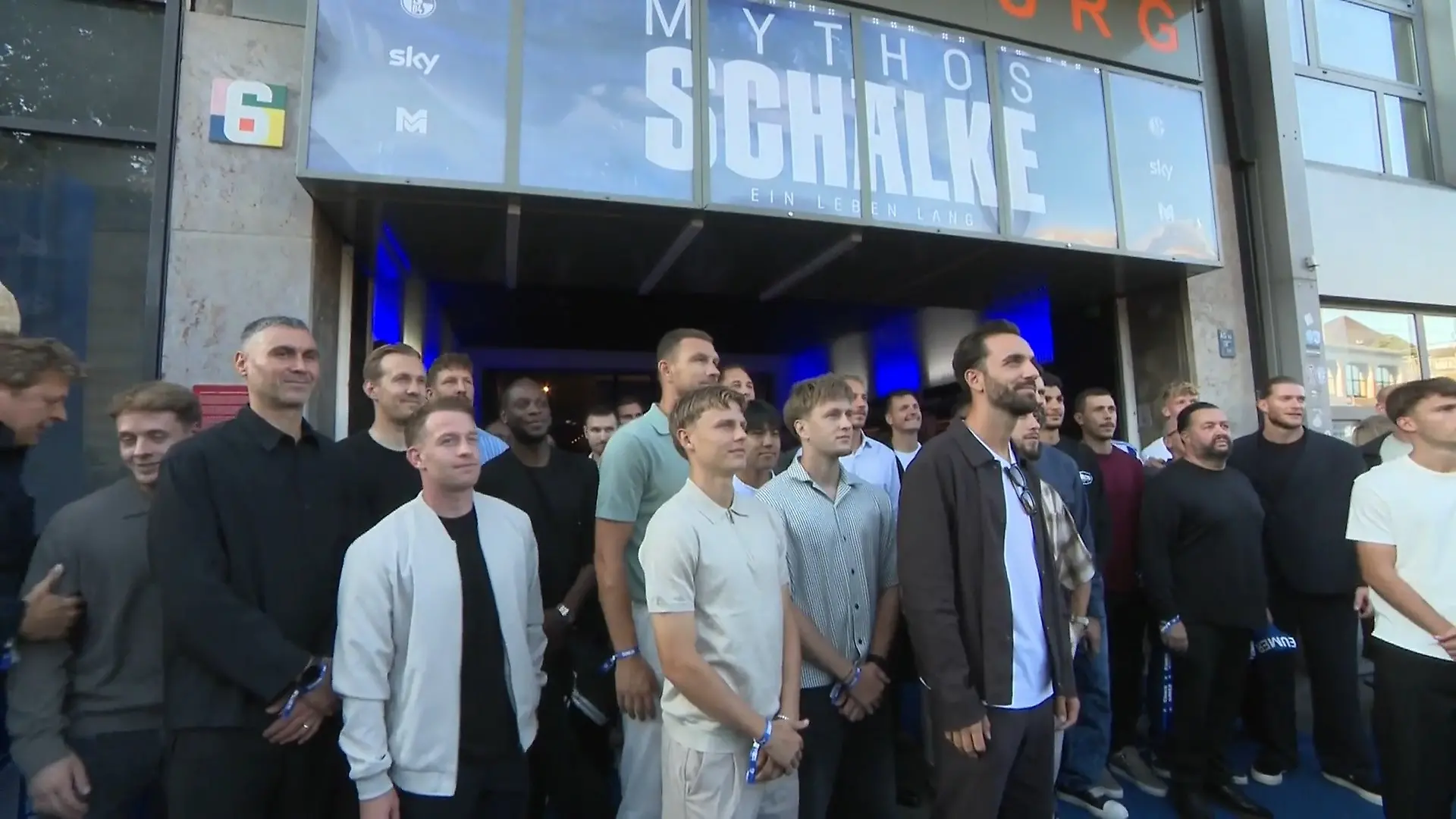 Tränen bei den Aufstiegshelden! „Mythos Schalke“ sorgt für Gänsehaut Emotionale Doku-Premiere