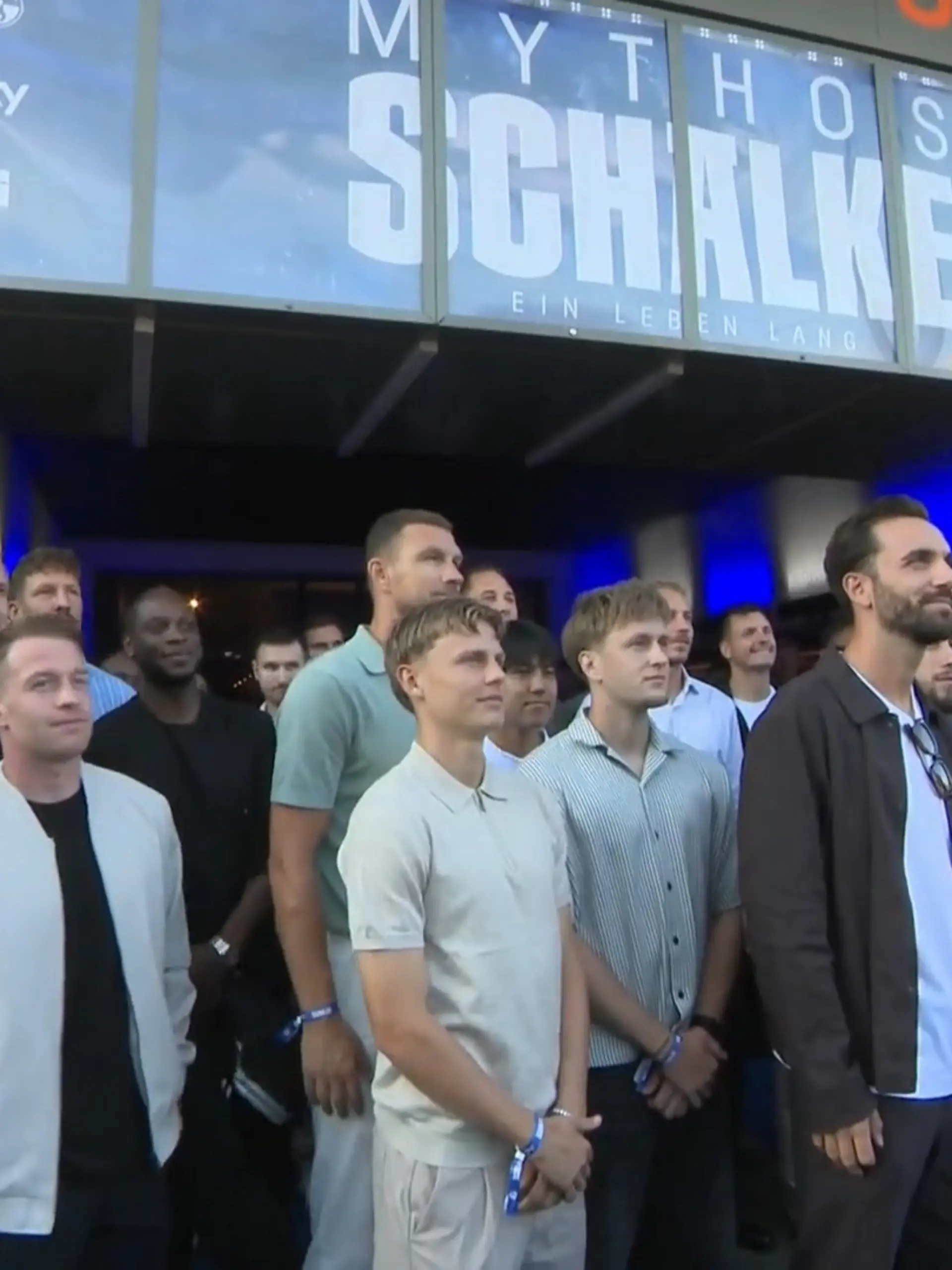 Bild zu: "Tränen bei den Aufstiegshelden! „Mythos Schalke“ sorgt für Gänsehaut"
