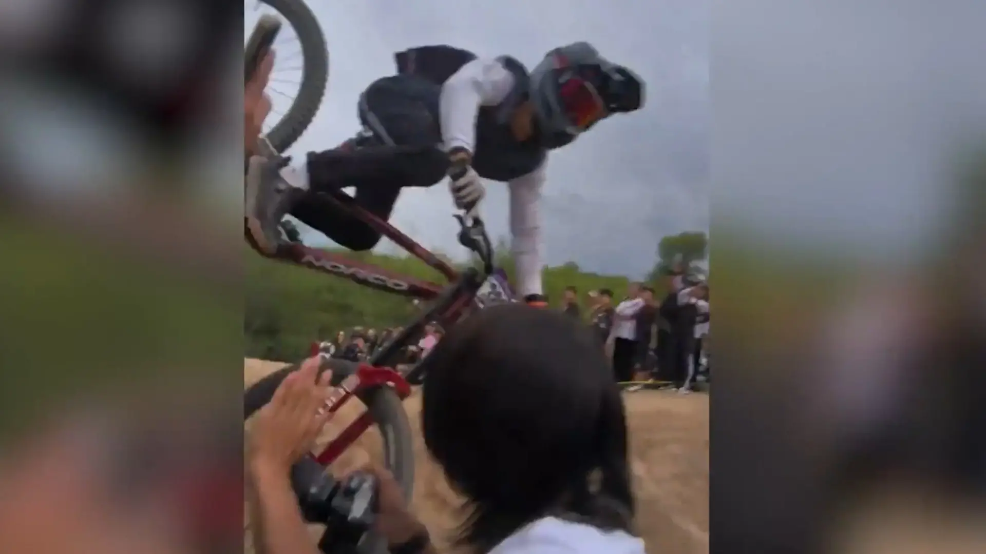 Fotograf überschreitet Sicherheitslinie – dann kommt es zum Horror-Crash! Schock bei BMX-Wettbewerb