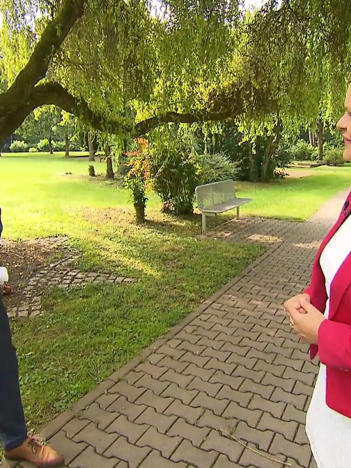 Es ist Wahlkampf und deswegen die perfekte Zeit für die RTL Hessen Sommerinterviews. Zum Auftakt spricht unser Reporter Benjamin Holler mit der Vorsitzenden der SPD Hessen, Nancy Faeser. Corona, die Skandale der hessischen Polizei und ein schlechtes Umfrageergebnis der SPD – es gibt viel zu besprechen.