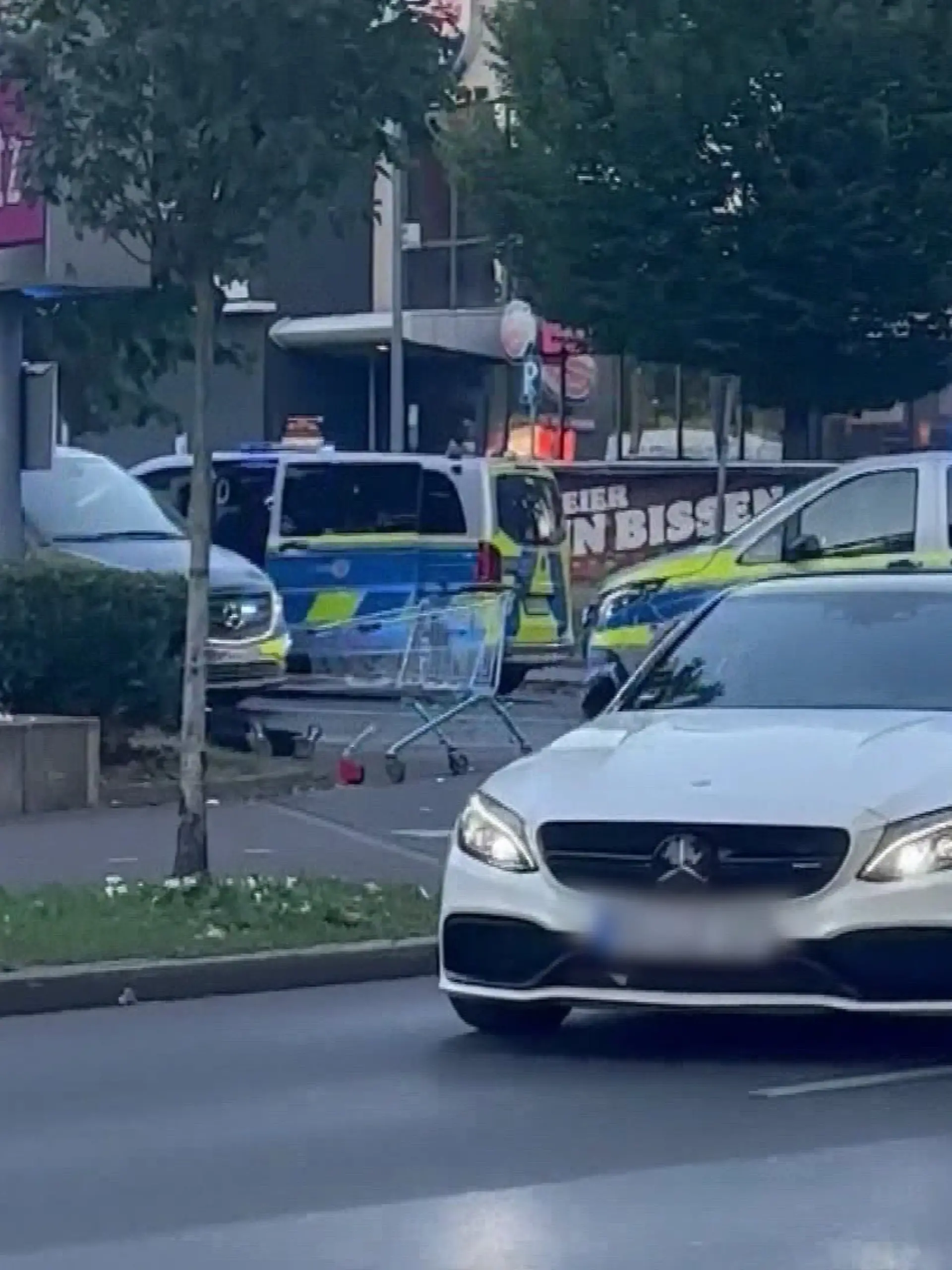 Der Fahrer fährt vor den Polizisten davon, überfährt dabei mehrere rote Ampeln und rast durch die Dortmunder Innenstadt.