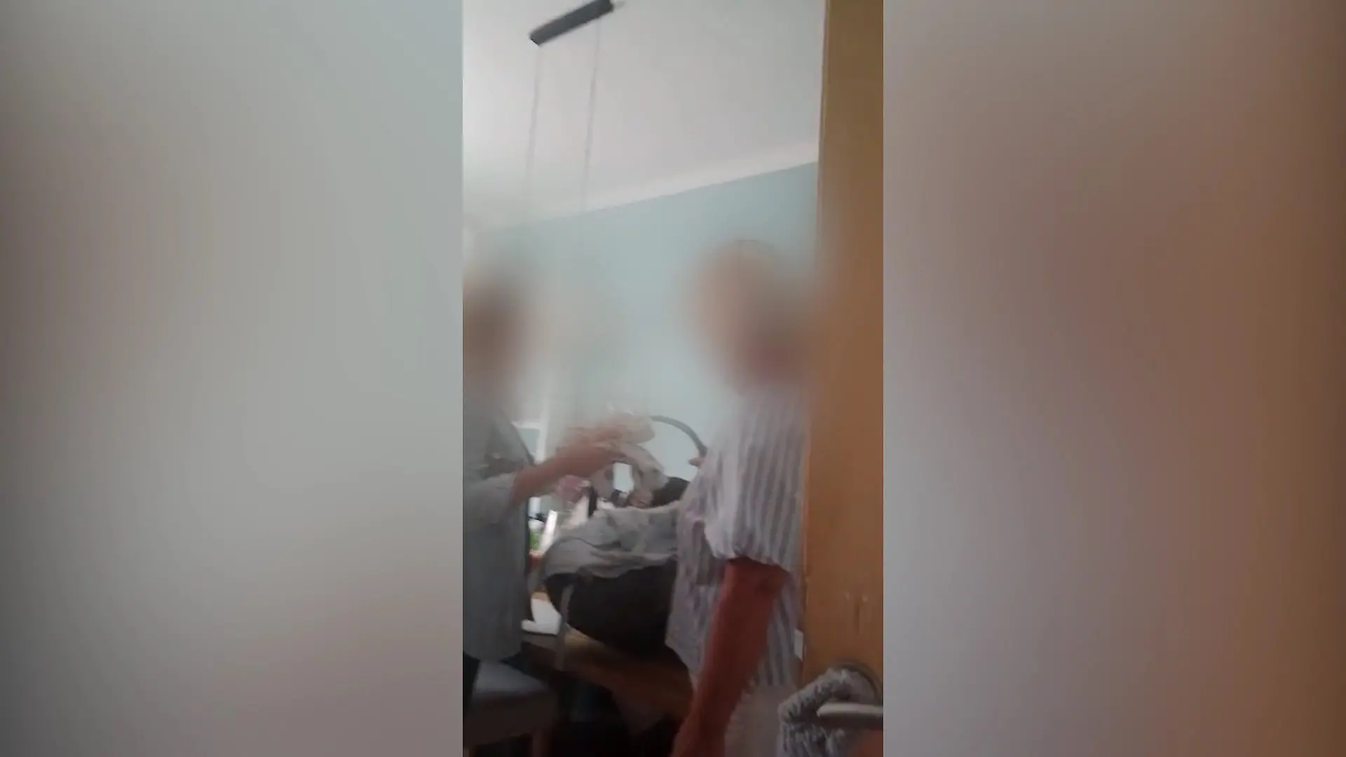 Eine Sozialarbeiterin nimmt ein Baby in Obhut