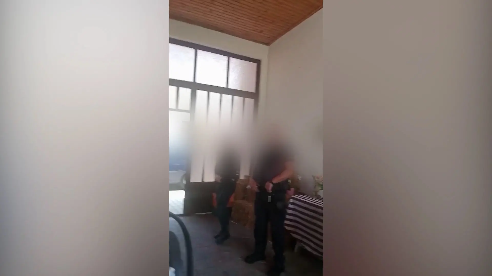Polizisten sichern die Inobhutnahme ab