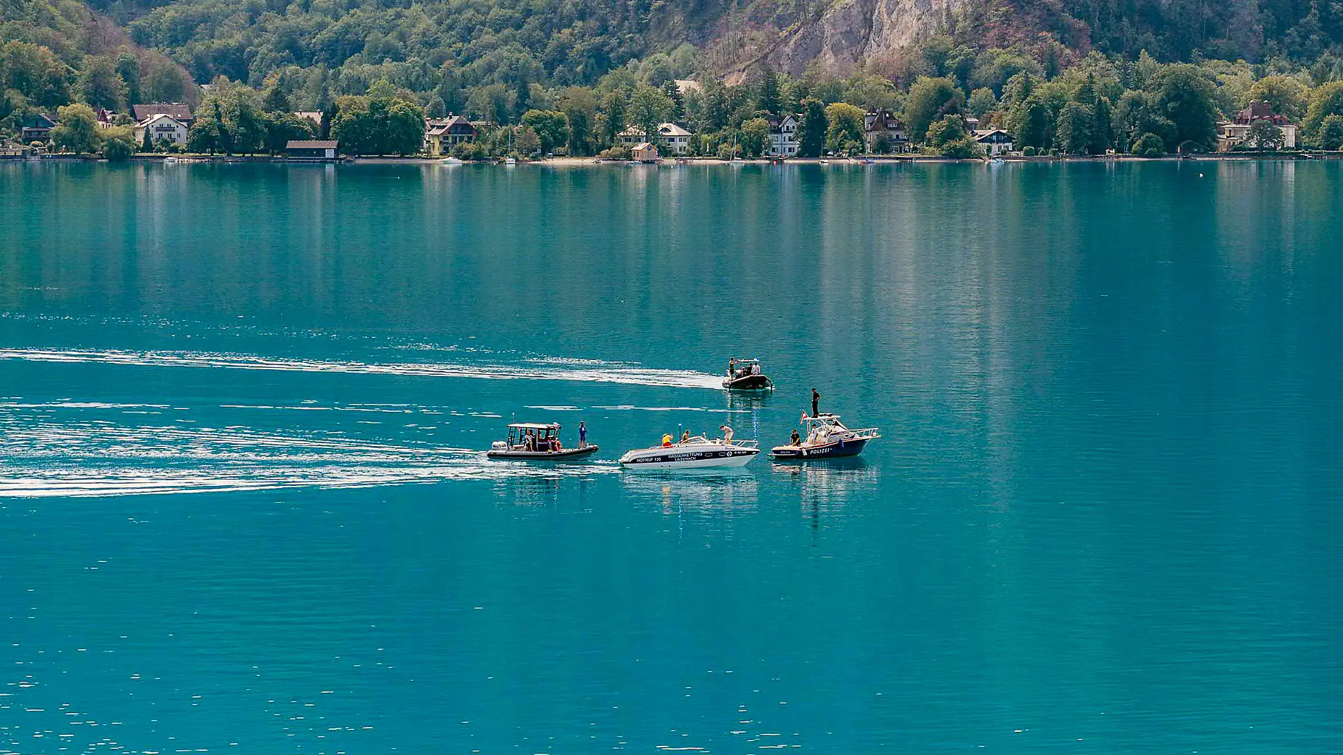 Rettungskräfte sind auf dem Attersee in Oberösterreich im Einsatz, nachdem ein Kleinflugzeug im Bereich Steinbach in den See gestürzt ist, wie die Polizei Oberösterreich mitteilte. +++ dpa-Bildfunk +++