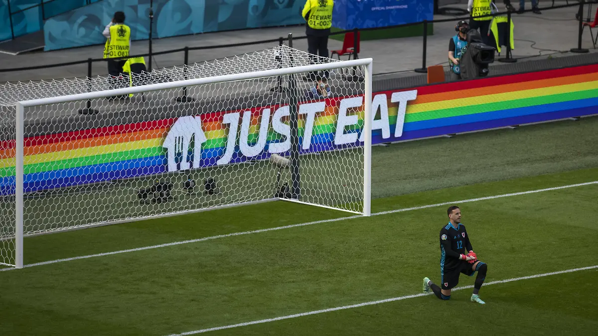 Während des Achtelfinals zwischen Wales und Dänemark ließen Sponsoren die Werbebanden mit Regenbogenfarben beleuchten