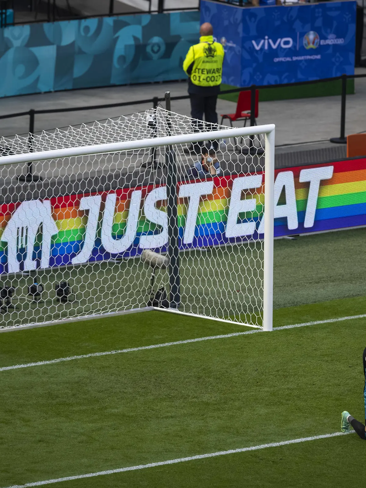 Während des Achtelfinals zwischen Wales und Dänemark ließen Sponsoren die Werbebanden mit Regenbogenfarben beleuchten