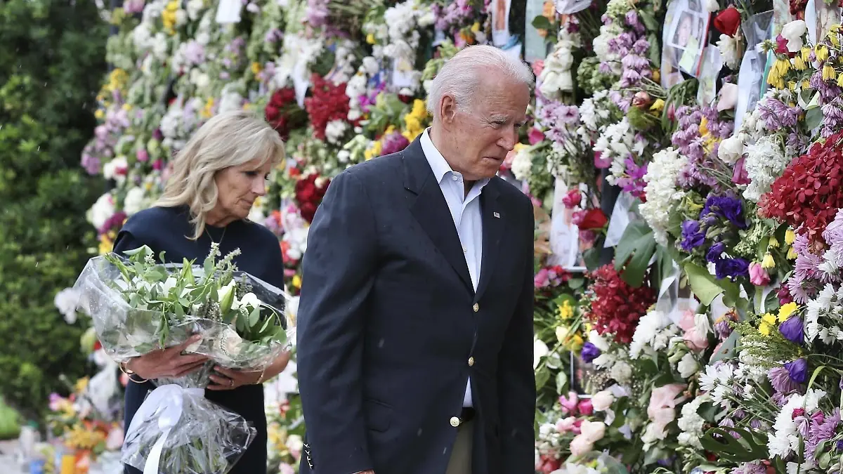 July 1, 2021: President Joe Biden and first lady Dr. Jill Biden visit the memorial for victims of the condo tower collapse in Surfside, Florida, on Thursday, July 1, 2021. - ZUMAm67_ 20210701_zaf_m67_025 Copyright: xAlxDiazx