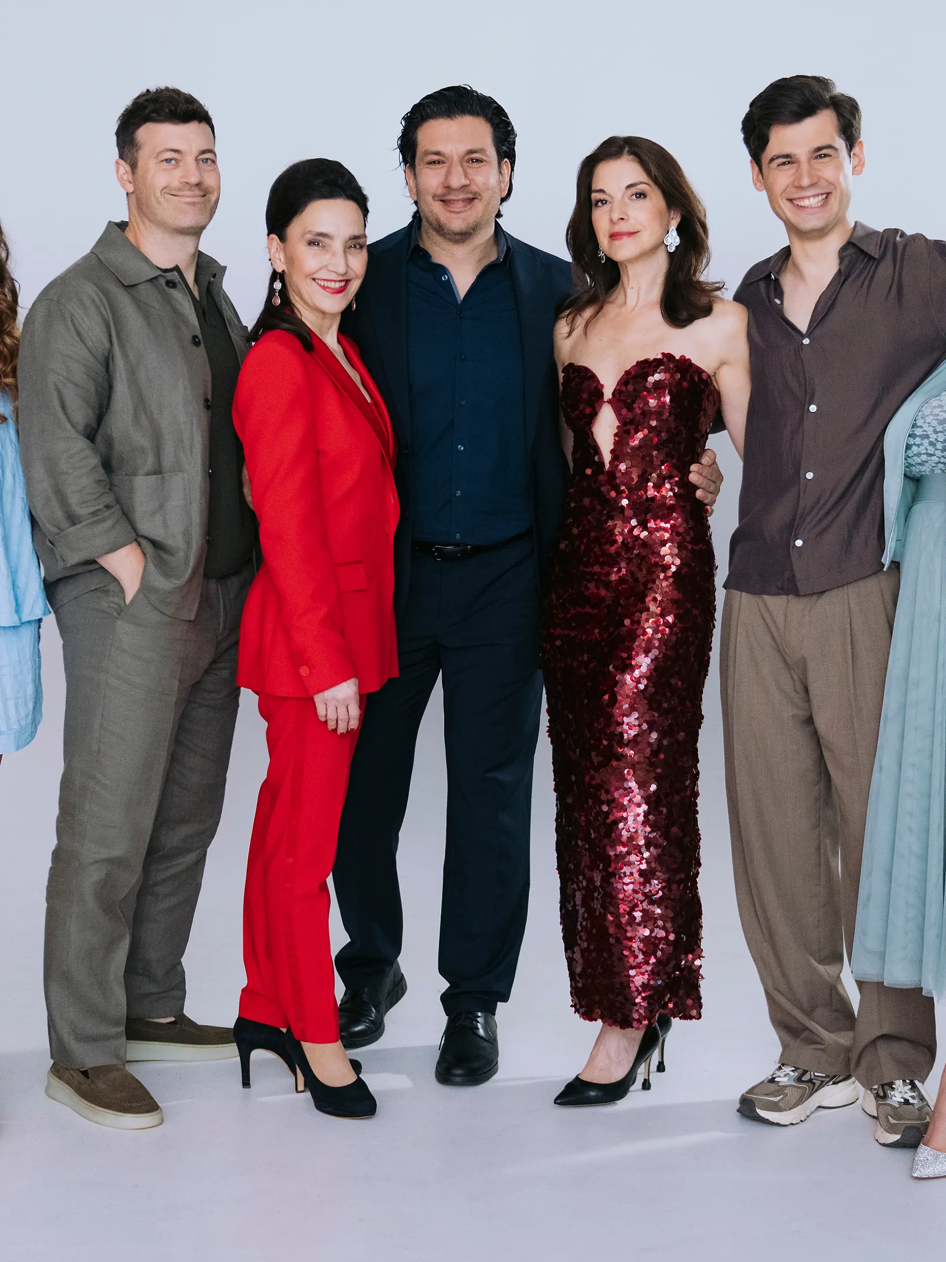Von links: Josephine Martz (Joana Perez), Jörg Rohde (Ben Steinkamp), Tatjana Clasing (Simone Steinkamp), Francisco Medina (Maximilian von Altenburg), Bianca Hein („Gabriella Perez”), Orlando Lenzen (Luca Perez), Julia Augustin (Vanessa Steinkamp)
+++ Die Verwendung des sendungsbezogenen Materials ist nur mit dem Hinweis und Verlinkung auf RTL+ gestattet. +++
