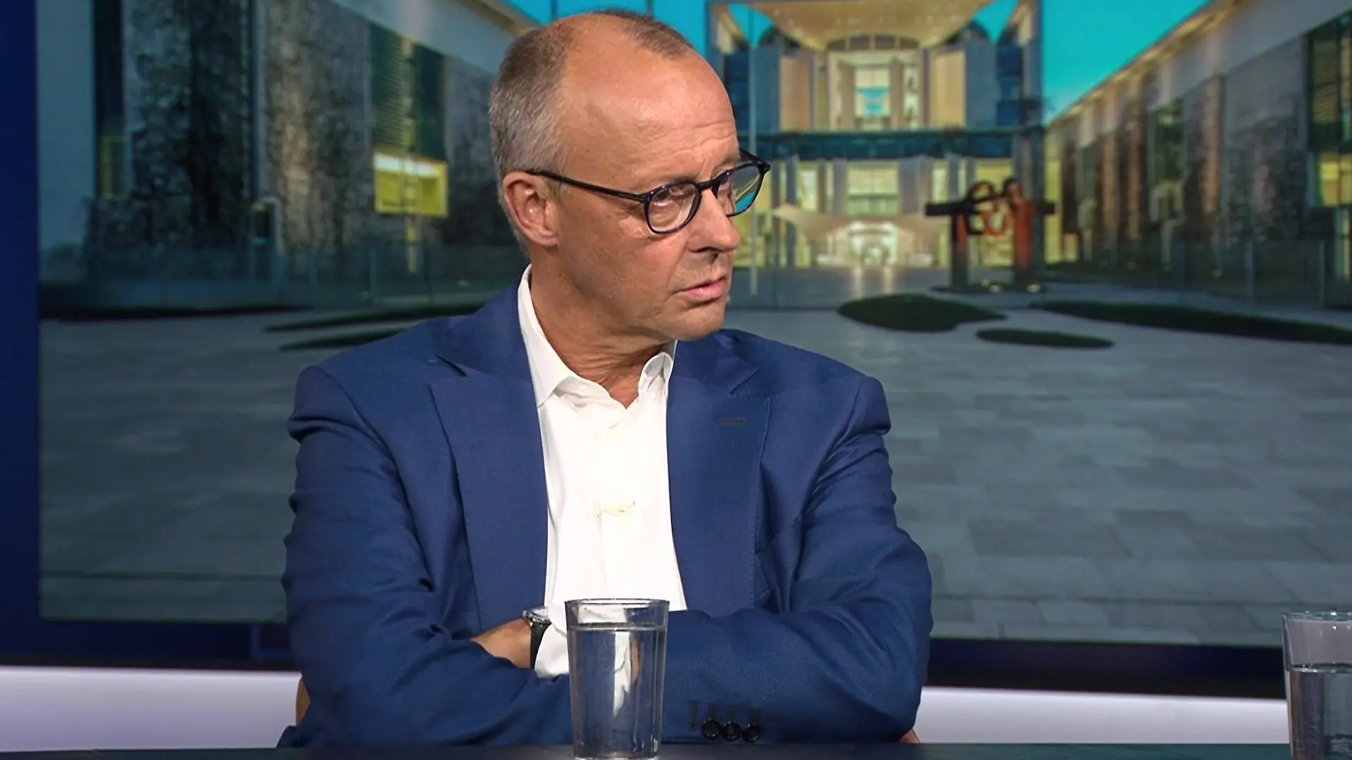 Bundeskanzler Friedrich Merz in der RTL-Sendung „Am Tisch mit Friedrich Merz”