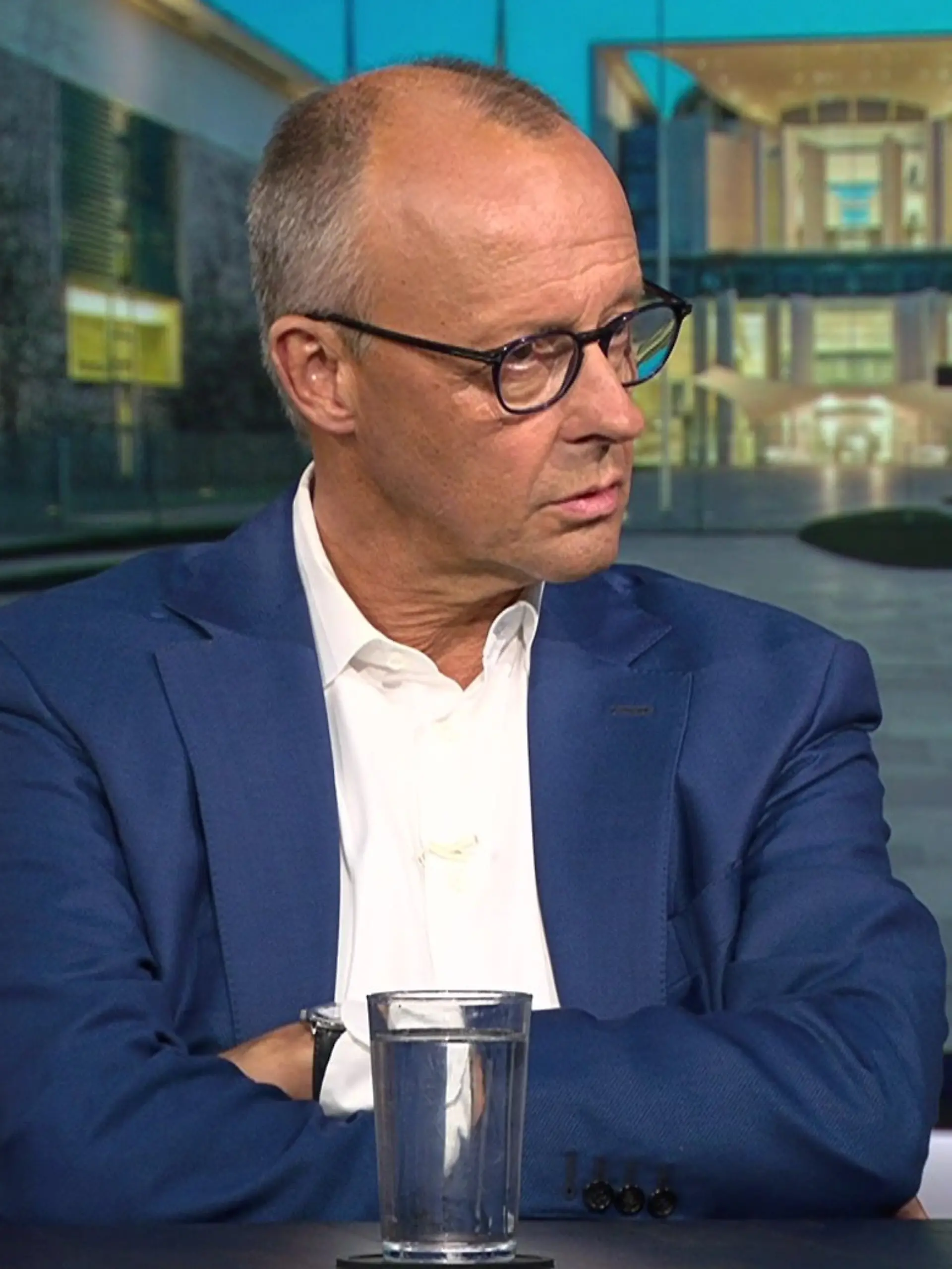 Bundeskanzler Friedrich Merz in der RTL-Sendung „Am Tisch mit Friedrich Merz”