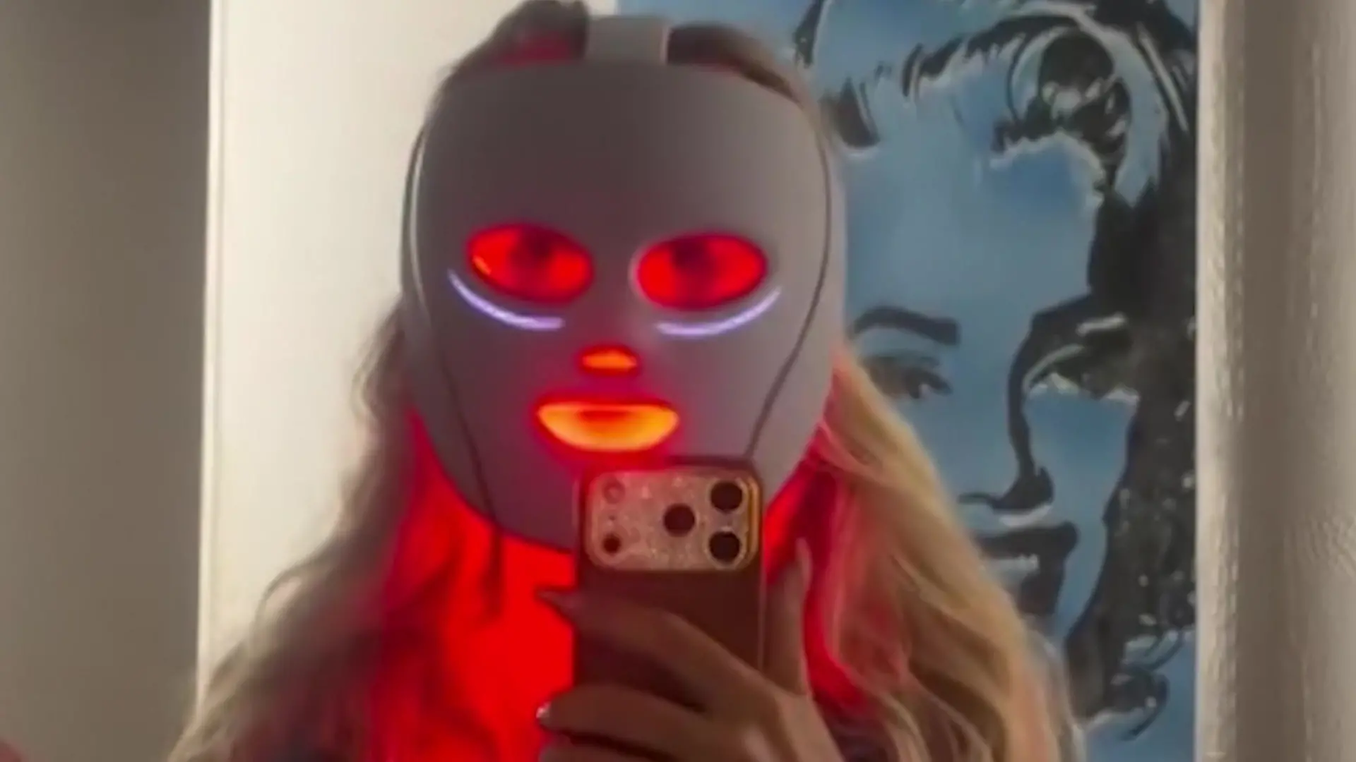 Rotlicht-Alarm bei Carmen Geiss! DIESE sexy Routine startet sie jeden Morgen Mit Maske und Bikini