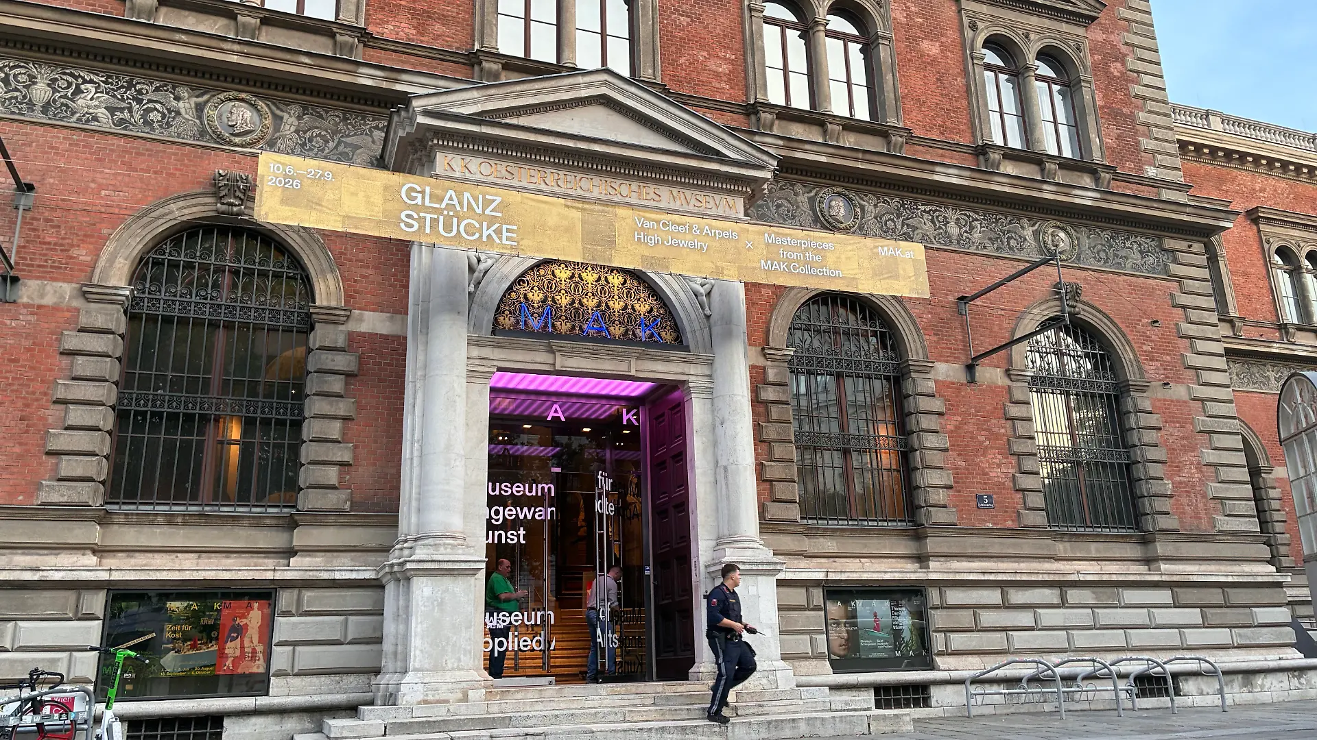 Ein Polizist verlässt das Museum für angewandte Kunst (MAK), wo Diebe in einer Juwelenausstellung zuschlugen.