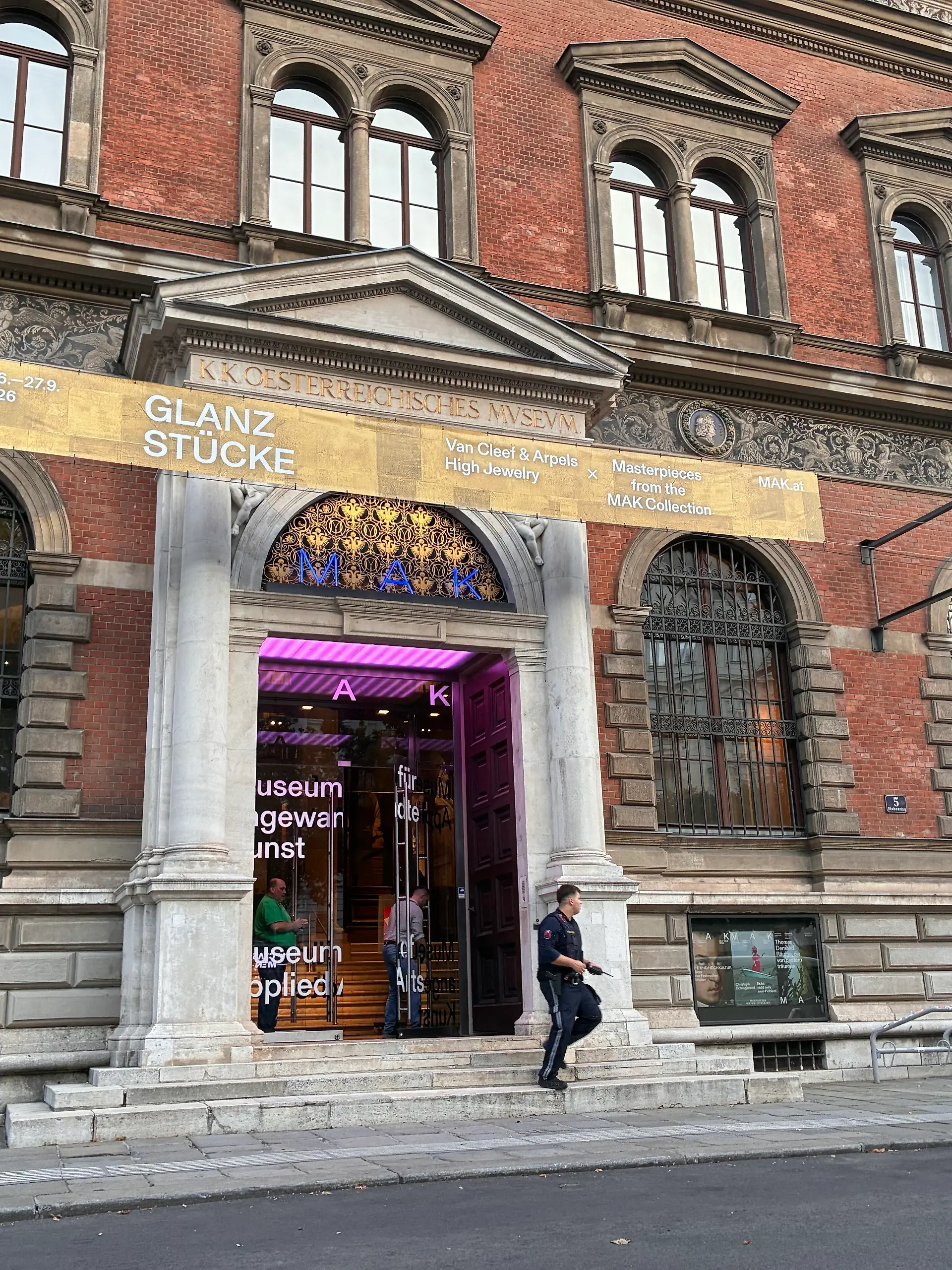 Ein Polizist verlässt das Museum für angewandte Kunst (MAK), wo Diebe in einer Juwelenausstellung zuschlugen.