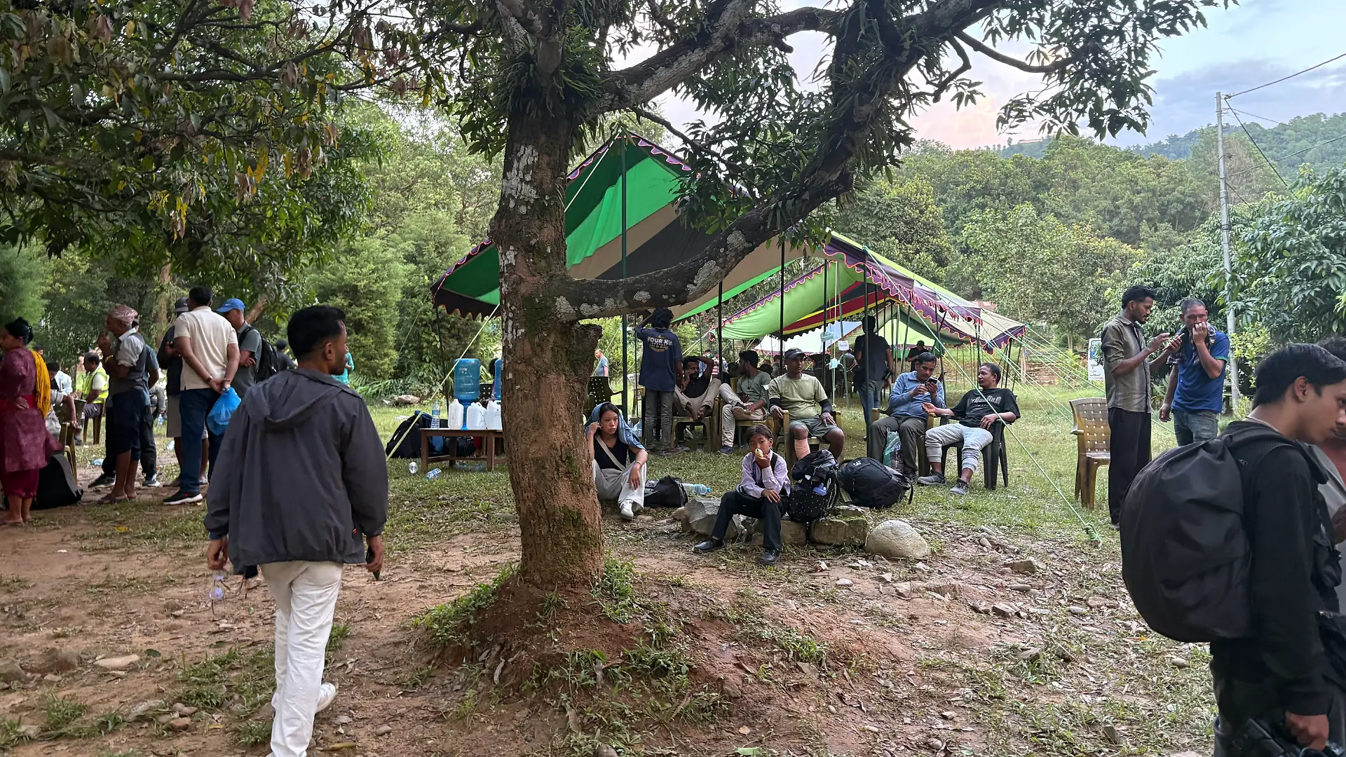Überlebende der Sturzflut in Nepal finden Schutz in einem Armeecamp