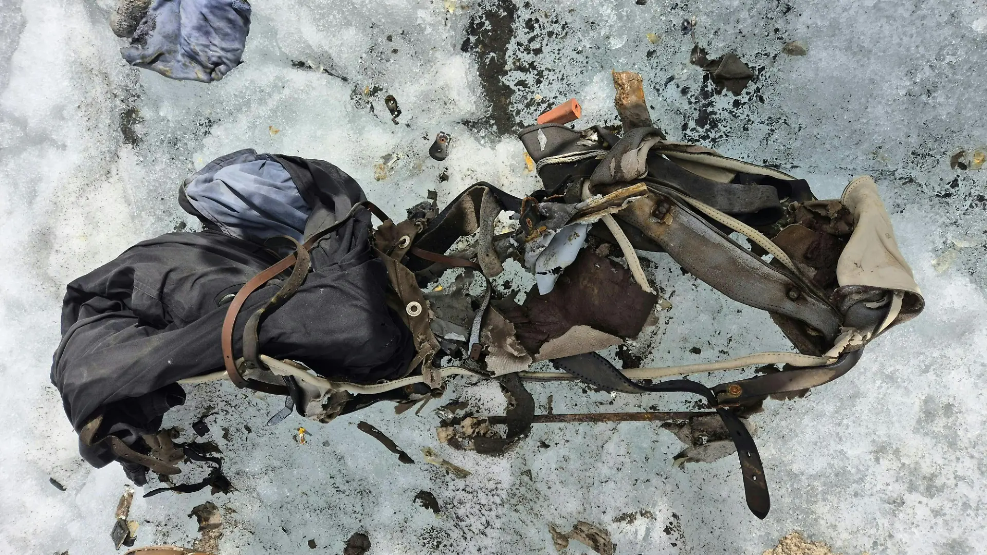 Ein Rucksack ist auf dem Tiroler Gletscher Sulztalferner in den Stubaier Alpen zu sehen. Ein schmelzender Gletscher in Österreich hat die Ausrüstung eines bayerischen Bergsportlers nach mehr als sechs Jahrzehnten zutage gebracht. Der Fund führte die Ermittler zu dem Überlebenden eines Alpinunfalls im Jahr 1963 +++ dpa-Bildfunk +++