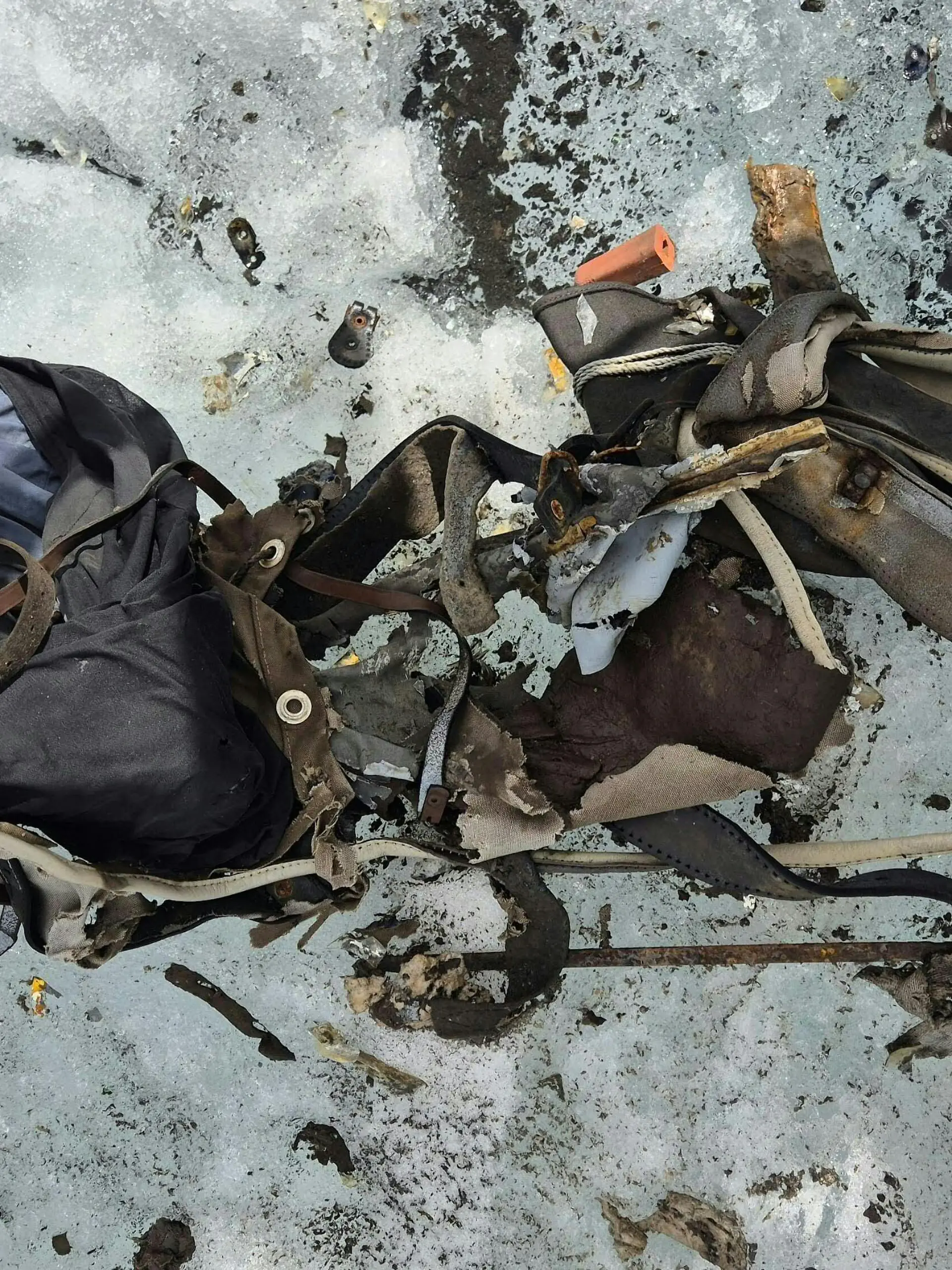 Ein Rucksack ist auf dem Tiroler Gletscher Sulztalferner in den Stubaier Alpen zu sehen. Ein schmelzender Gletscher in Österreich hat die Ausrüstung eines bayerischen Bergsportlers nach mehr als sechs Jahrzehnten zutage gebracht. Der Fund führte die Ermittler zu dem Überlebenden eines Alpinunfalls im Jahr 1963 +++ dpa-Bildfunk +++