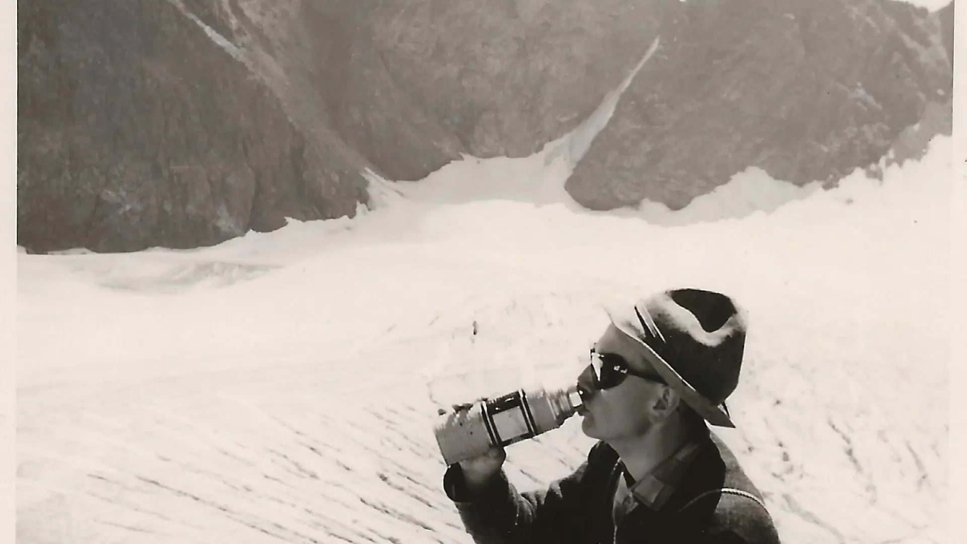 Dieses Archivbild zeigt den Bergsteiger bei seiner Tour auf dem Gletscher im Jahr 1963. Ein schmelzender Gletscher in Österreich hat die Ausrüstung eines bayerischen Bergsportlers nach mehr als sechs Jahrzehnten zutage gebracht. Der Fund führte die Ermittler zu dem Überlebenden eines Alpinunfalls im Jahr 1963. +++ dpa-Bildfunk +++
