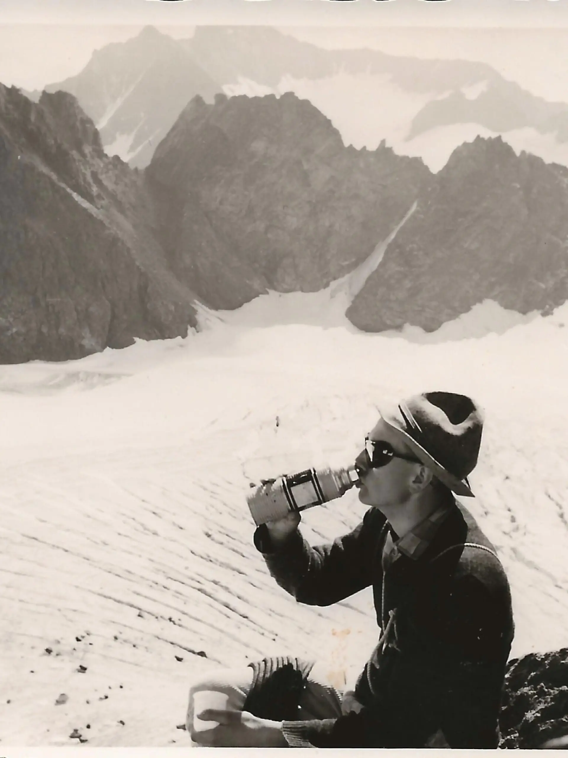 Dieses Archivbild zeigt den Bergsteiger bei seiner Tour auf dem Gletscher im Jahr 1963. Ein schmelzender Gletscher in Österreich hat die Ausrüstung eines bayerischen Bergsportlers nach mehr als sechs Jahrzehnten zutage gebracht. Der Fund führte die Ermittler zu dem Überlebenden eines Alpinunfalls im Jahr 1963. +++ dpa-Bildfunk +++