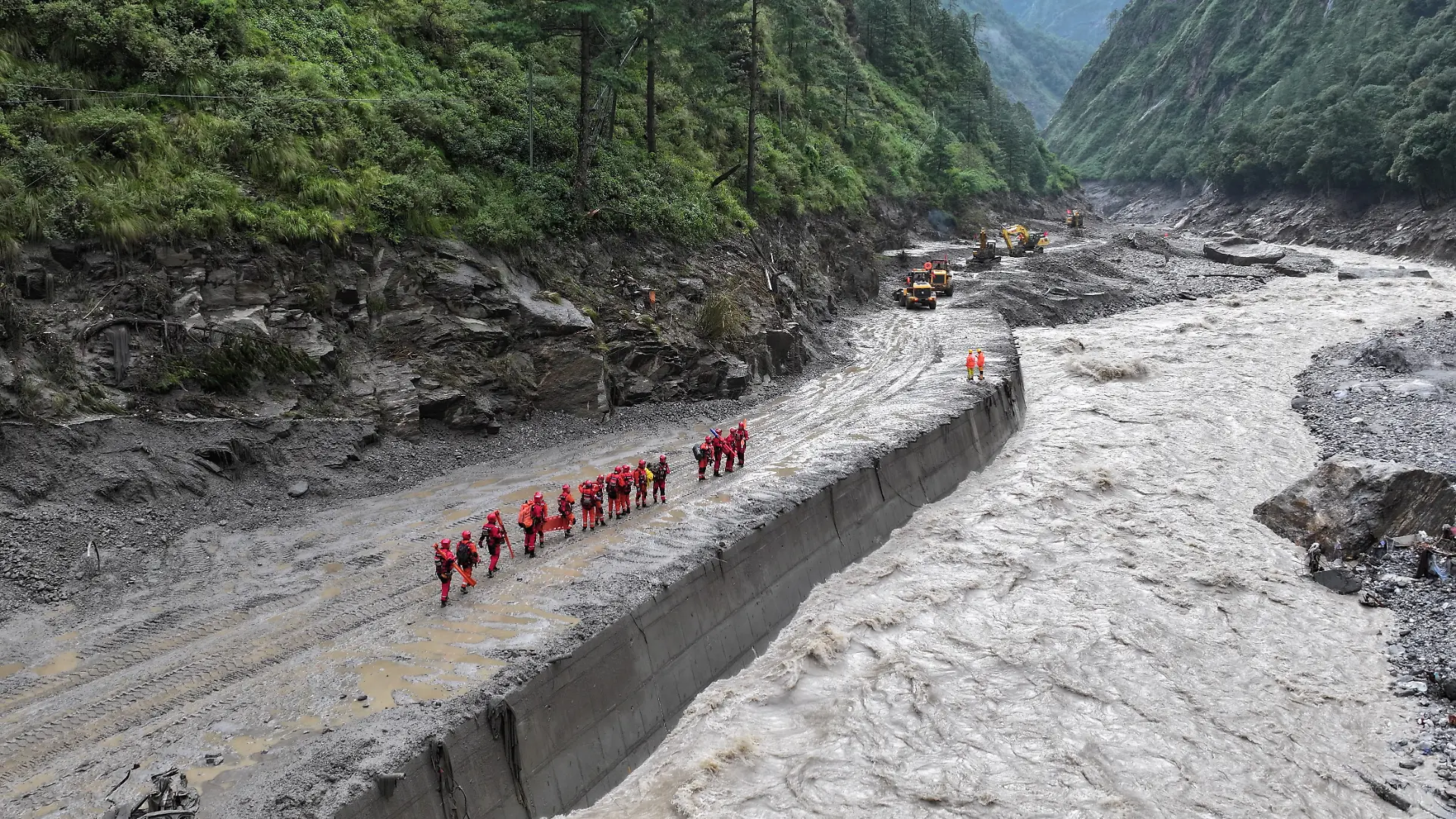 epi_1065803530_REUTERSFOTO_2026-08-28T051114Z 631585553 RC2H7NA3O7J0 RTRMADP 3 NEPAL-FLOODS-CHINA.JPG_Firefighters conduct.jpg