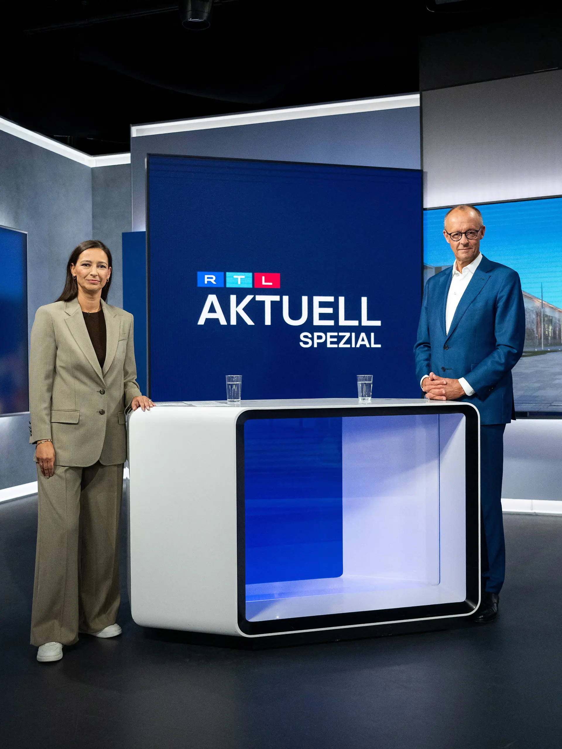 Bundeskanzler Friedrich Merz stellt sich in der RTL-Spezial-Sendung „Am Tisch mit Friedrich Merz” einigen Bürgern – und kritischen Fragen. 