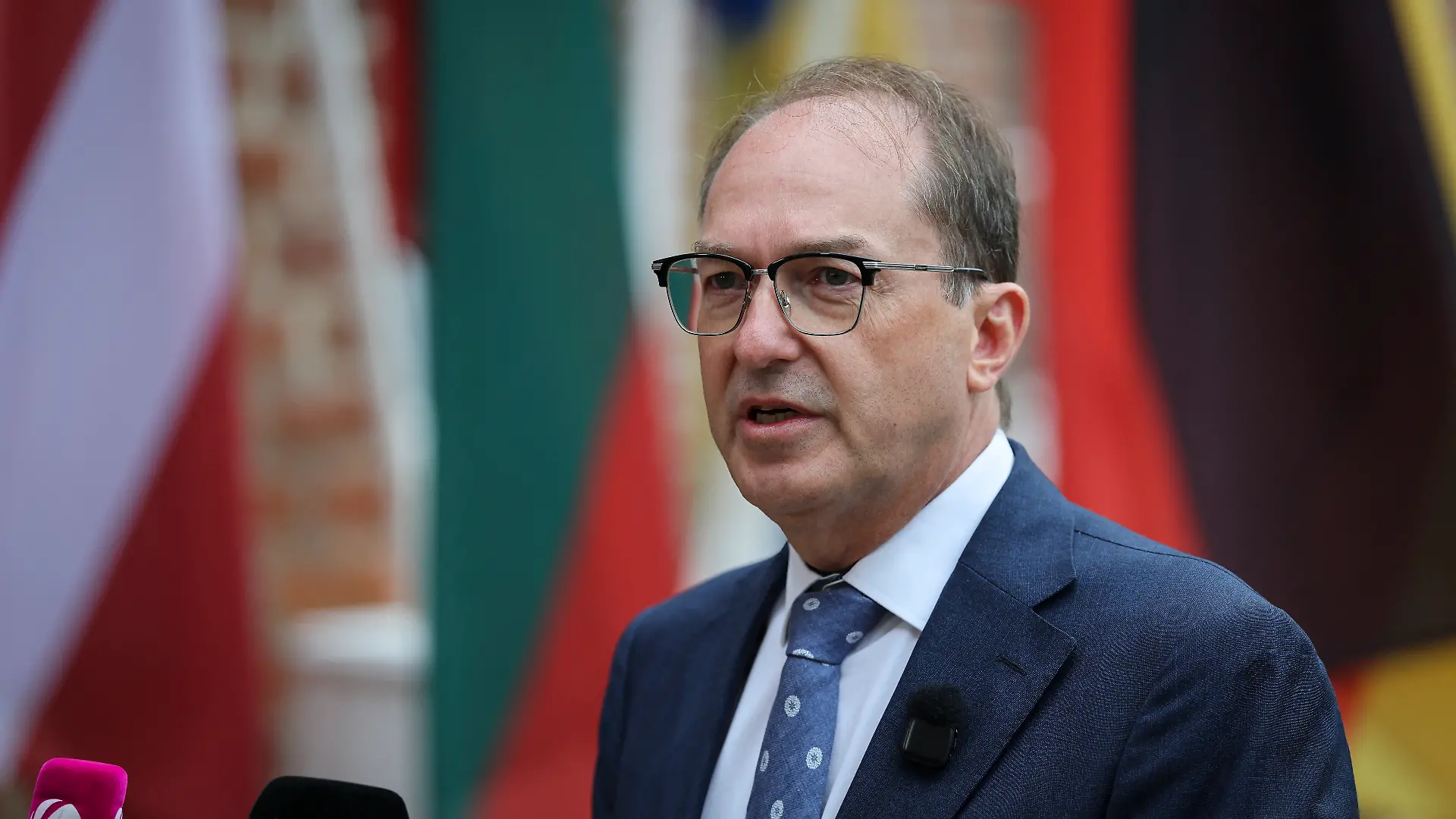 Alexander Dobrindt (CSU), Bundesinnenminister, gibt vor dem Beginn der Baltic Security Conference ein Statement vor der Marineschule Mürwik. Dorbrindt kündigte Gespräche mit seinen Amtskollegen aus den Ostsee-Anrainerstaaten über eine schnelle Reaktions-Taskforce gegen hybride Bedrohungen im Ostseeraum an. +++ dpa-Bildfunk +++