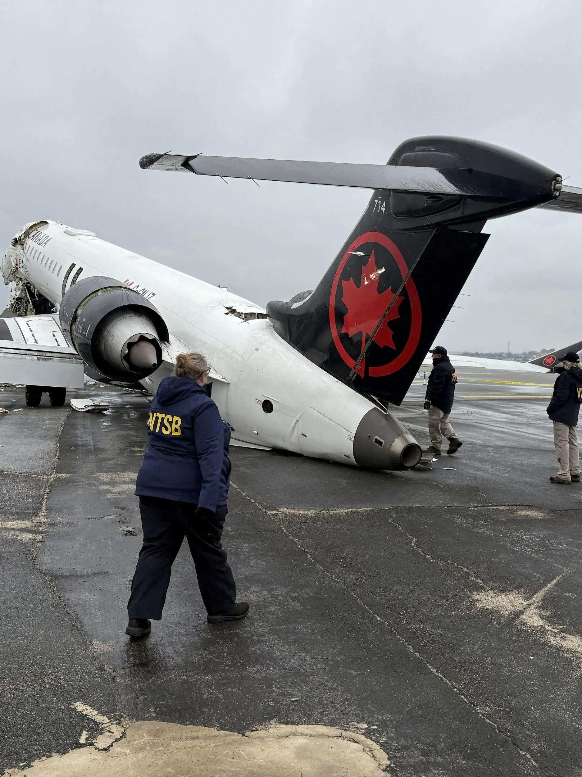 Das Wrack des Flugzeugs von Air Canada. Die Maschine war bei der Landung mit einem Truck der Feuerwehr zusammengestoßen. Möglicherweise kam es zu dem Unglück, weil zwei Fluglotsen einfach früher nach Hause gegangen waren.