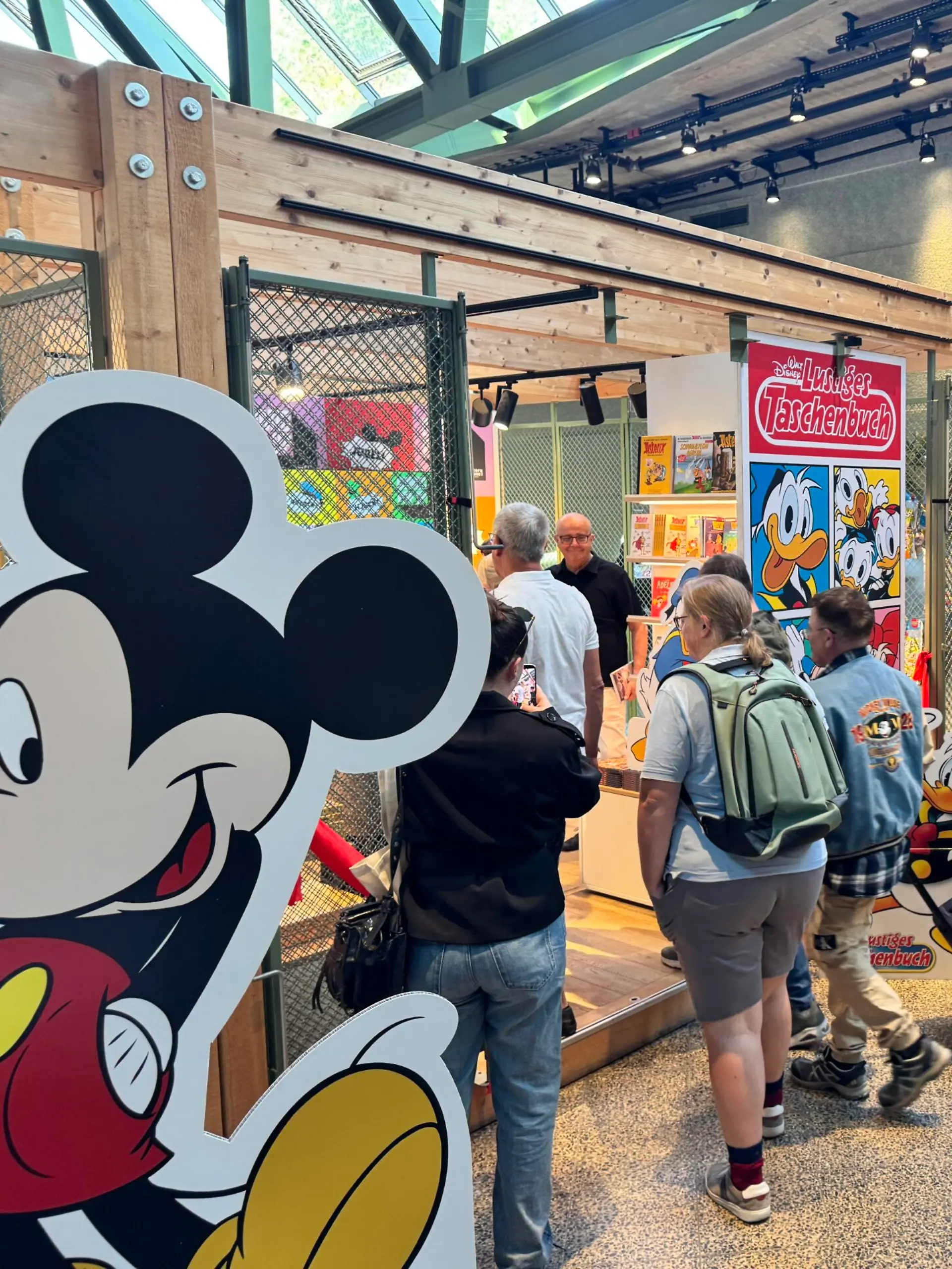 Zum Micky Maus-Jubiläum gibt es einen besonderen Pop-up-Store in Berlin. 