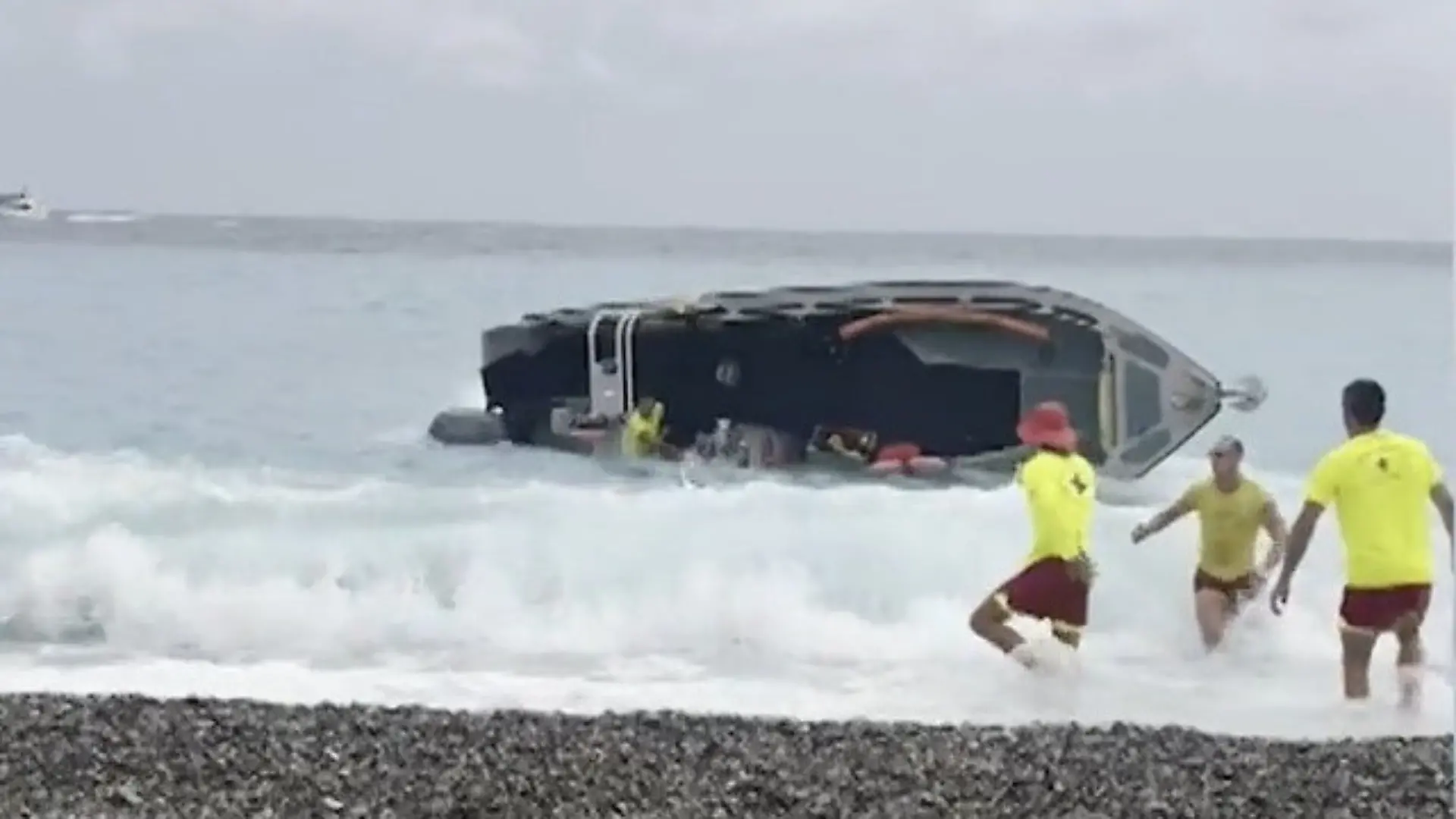 Boot in Not! Rettungskräfte brauchen plötzlich selbst Hilfe Strandbesucher greifen ein