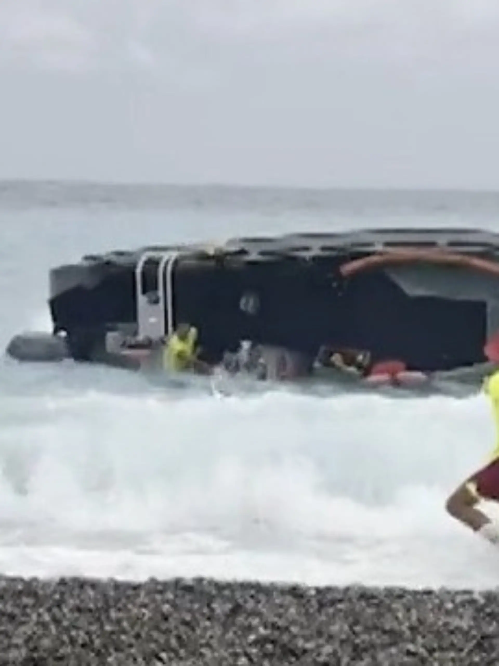Bild zu: "Boot in Not! Rettungskräfte brauchen plötzlich selbst Hilfe"