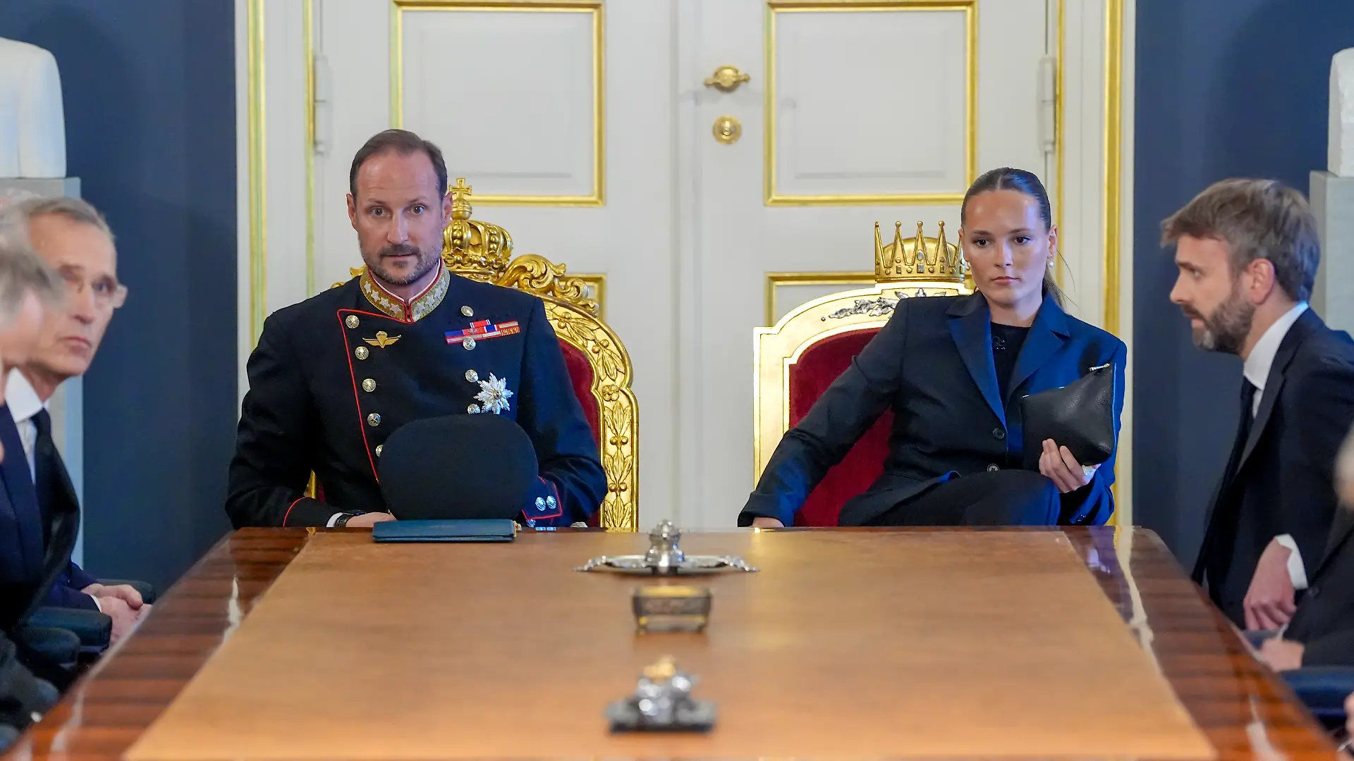 Die Regierung tritt am Freitag nach dem Tod von König Harald V. zu einer außerordentlichen Kabinettssitzung im Palast in Anwesenheit des neuen norwegischen Königs und bisherigen Kronprinzen Haakon (l) und seiner Tochter Ingrid Alexandra (r) zusammen. +++ dpa-Bildfunk +++