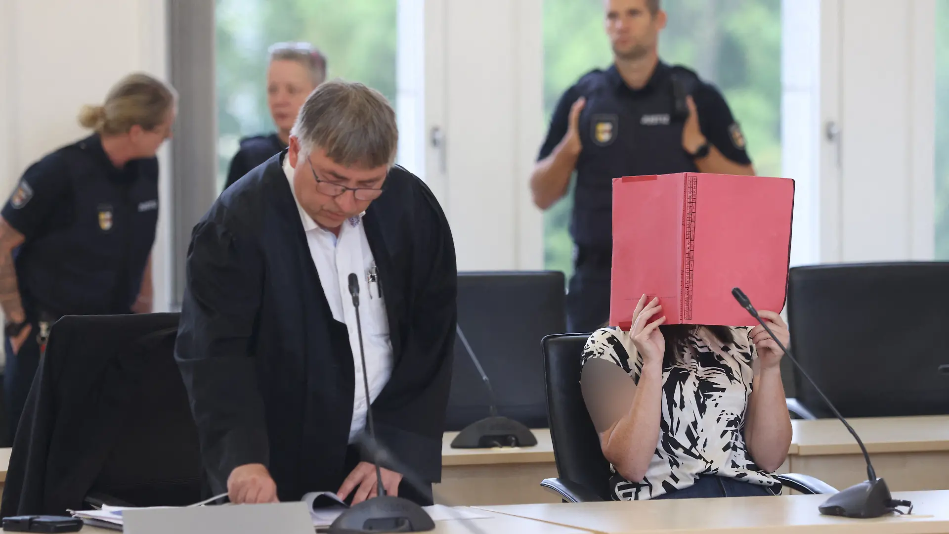 Die Angeklagte (r.) sitzt neben Anwalt Andreas Ohm (li.) im Verhandlungssaal des Landgerichts Rostock vor dem Beginn der Fortsetzung im Verfahren wegen Mordes im Fall Fabian. Der Angeklagten wird vorgeworfen, am 10.10.2025 heimtückisch und aus sonst niedrigen Beweggründen den zur Tatzeit achtjährigen Fabian aus Güstrow getötet zu haben.