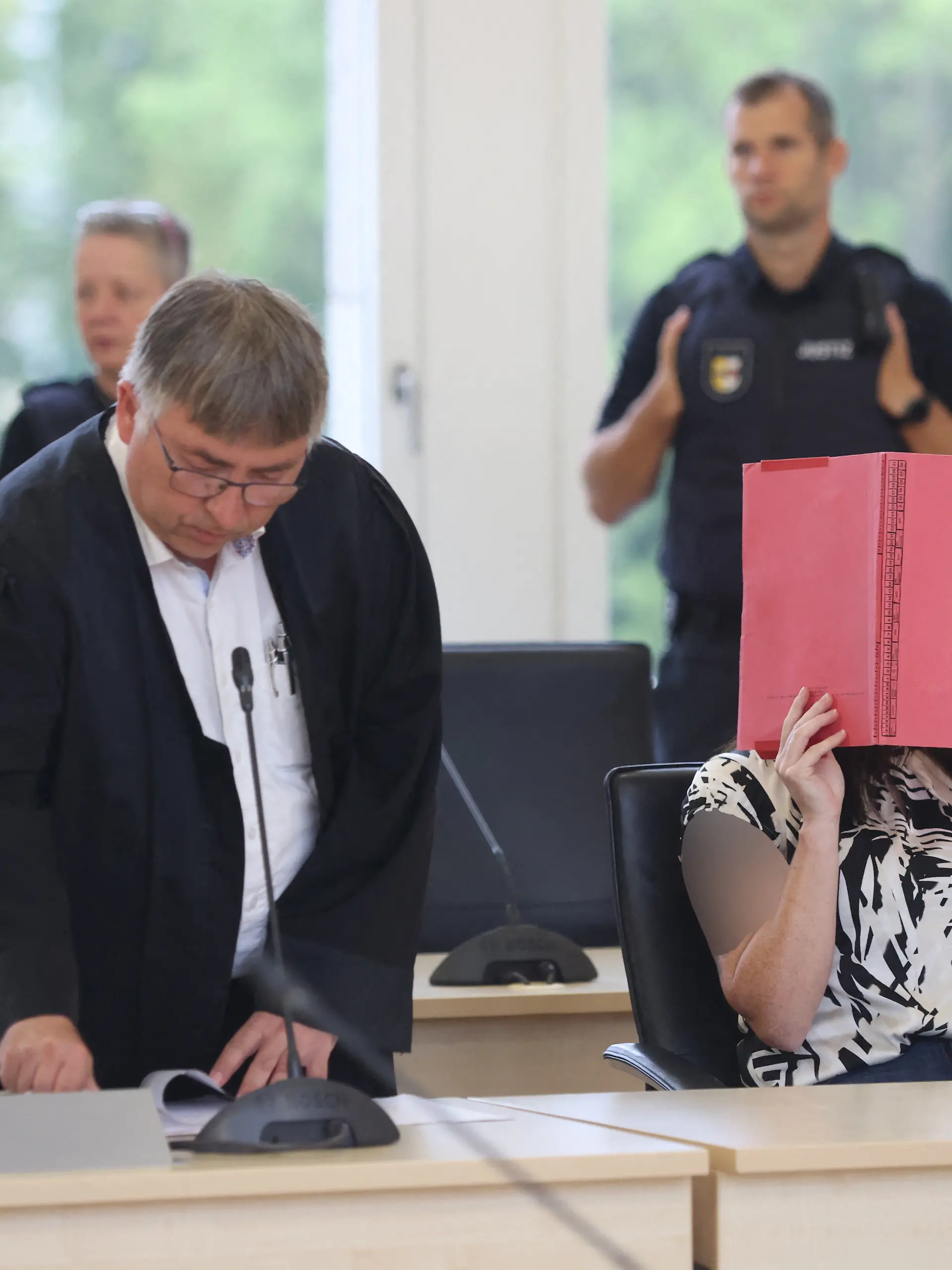 Die Angeklagte (r.) sitzt neben Anwalt Andreas Ohm (li.) im Verhandlungssaal des Landgerichts Rostock vor dem Beginn der Fortsetzung im Verfahren wegen Mordes im Fall Fabian. Der Angeklagten wird vorgeworfen, am 10.10.2025 heimtückisch und aus sonst niedrigen Beweggründen den zur Tatzeit achtjährigen Fabian aus Güstrow getötet zu haben.