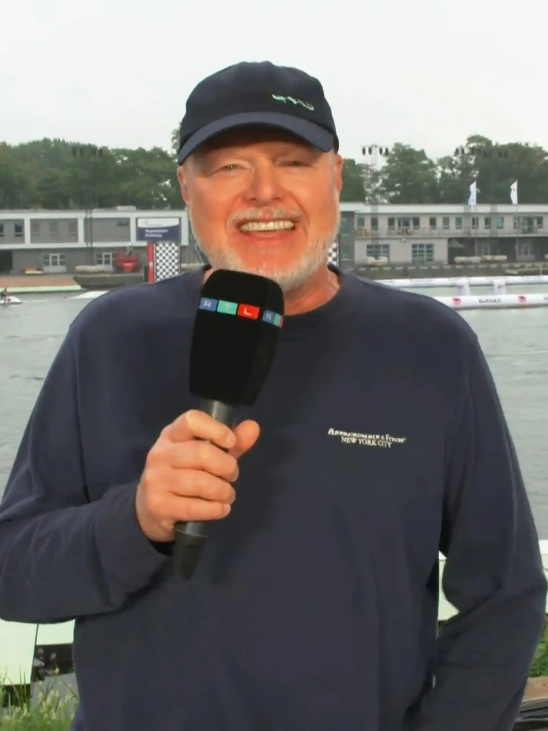 Stefan Raab meldet sich vom Ort des Jetski-Geschehens in Duisburg. 