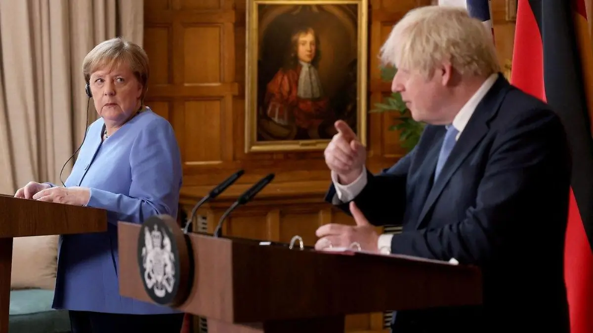 Boris Johnson zieht Angela Merkel mit deutschem EM-Aus auf